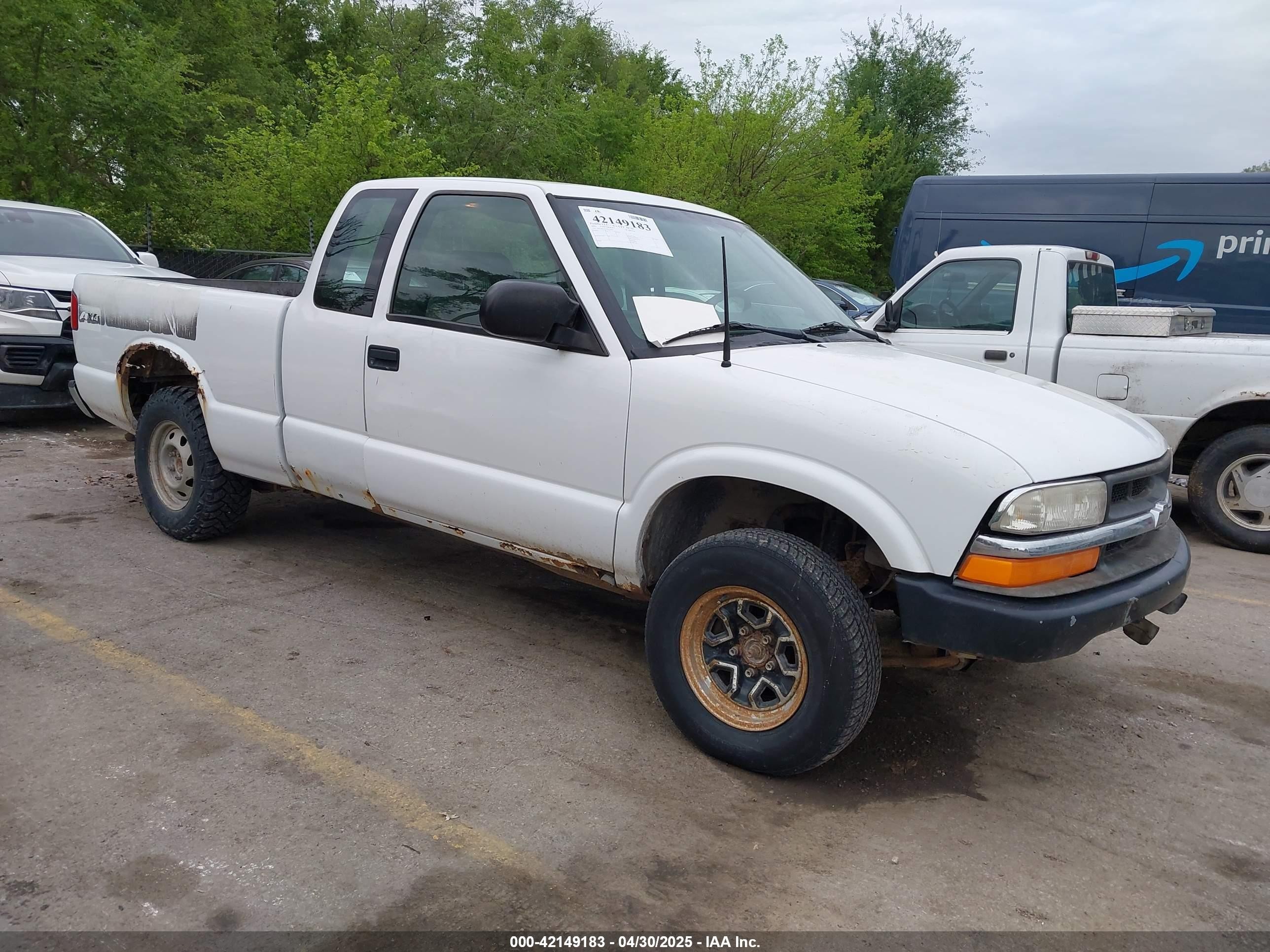 2003 Chevrolet S-10 LS, VIN 1GCDT19X438170043 — Side