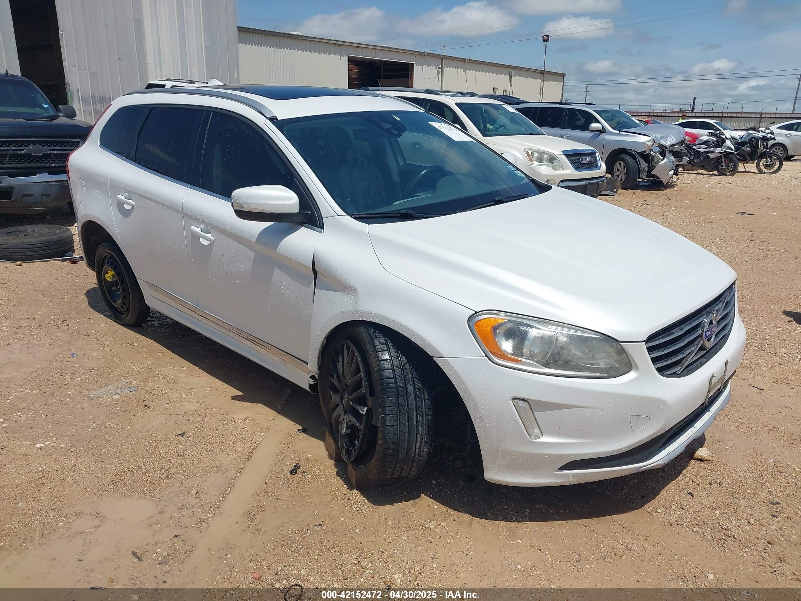 2015 Volvo XC60 T5 Drive-E Premier, VIN YV440MDK2F2733715 — Side