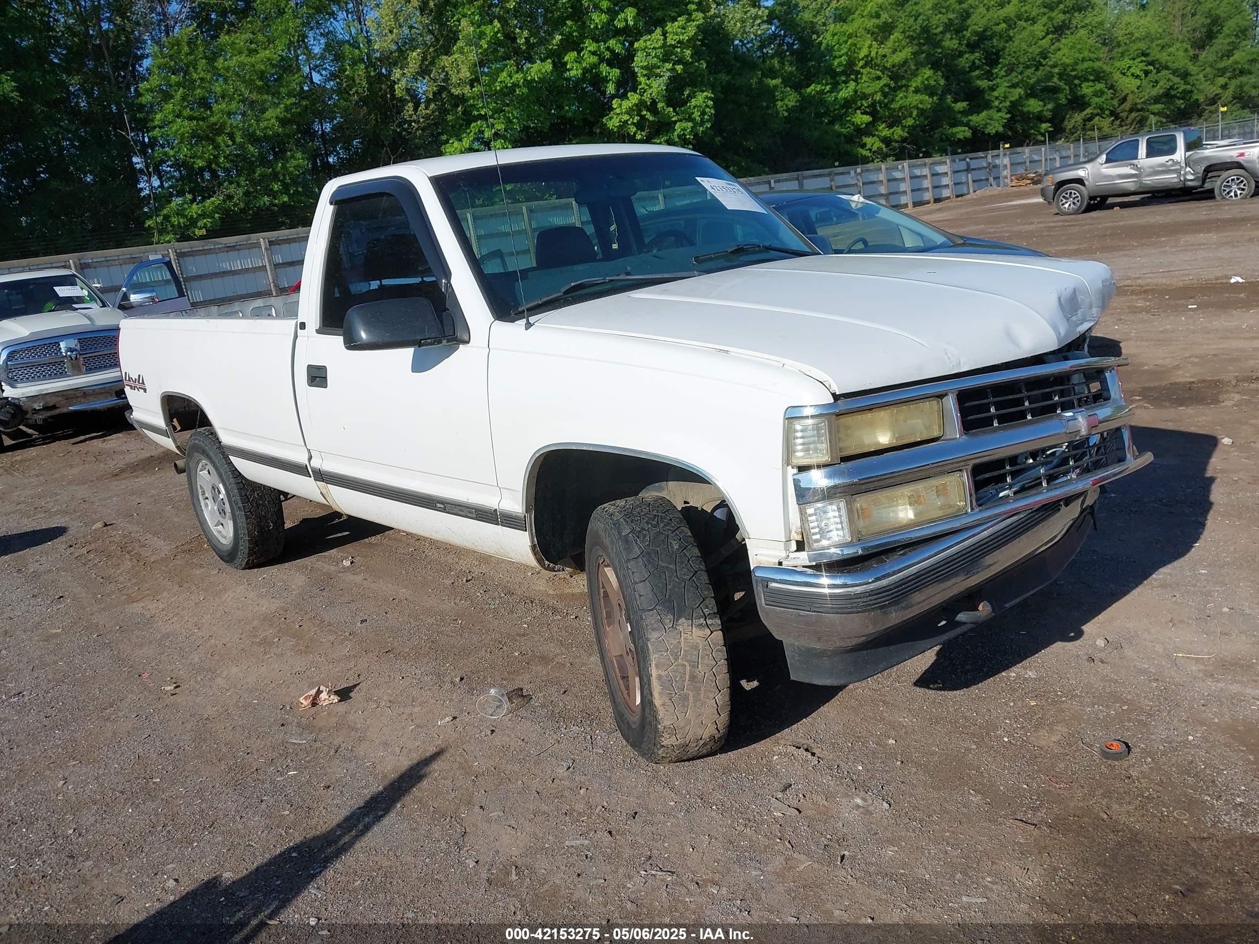 1998 Chevrolet K1500, VIN 1GCEK14M0WZ104933 — Front end
