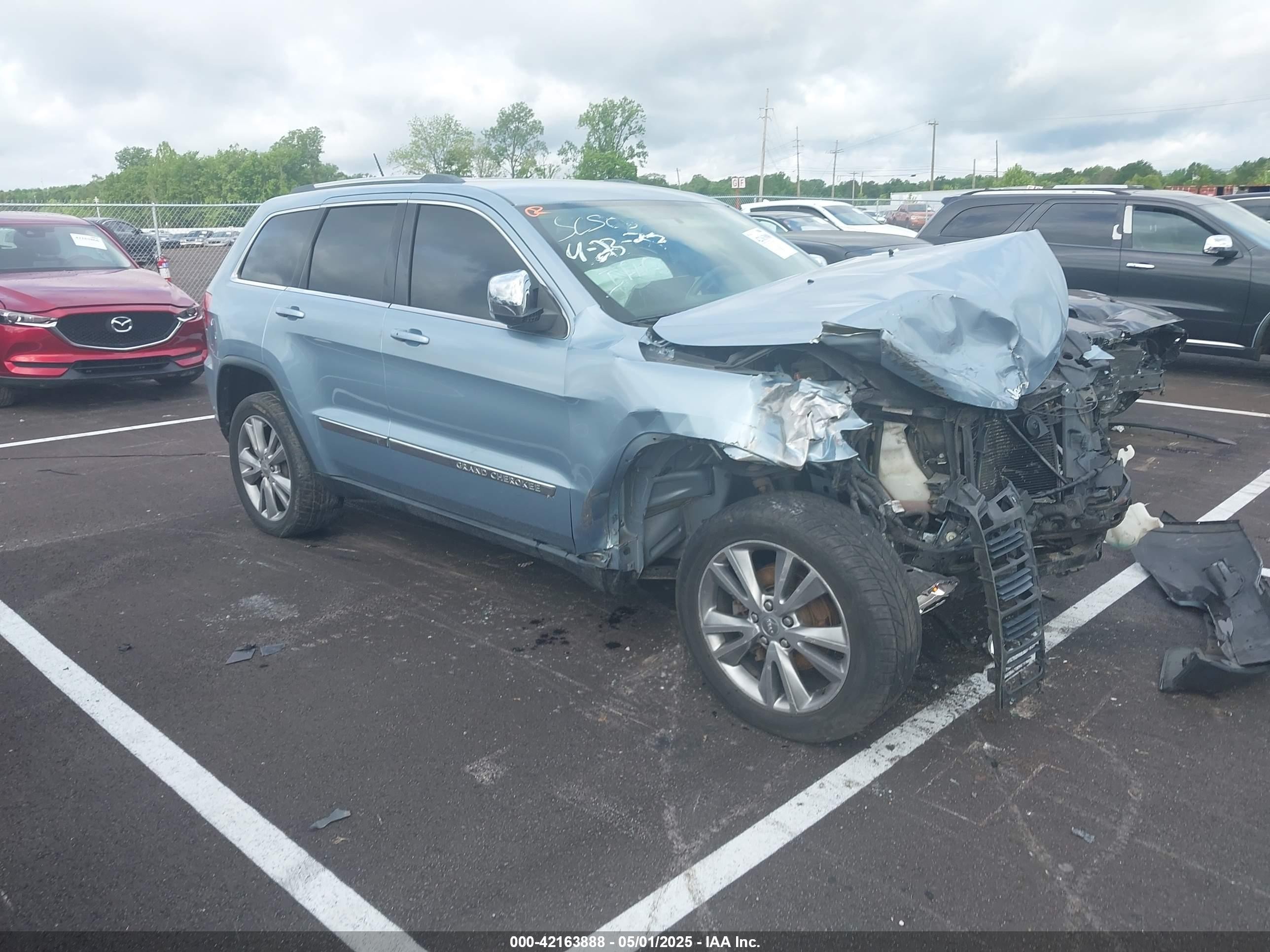 2013 Jeep Grand Cherokee Laredo, VIN 1C4RJEAG4DC575848 — Front end