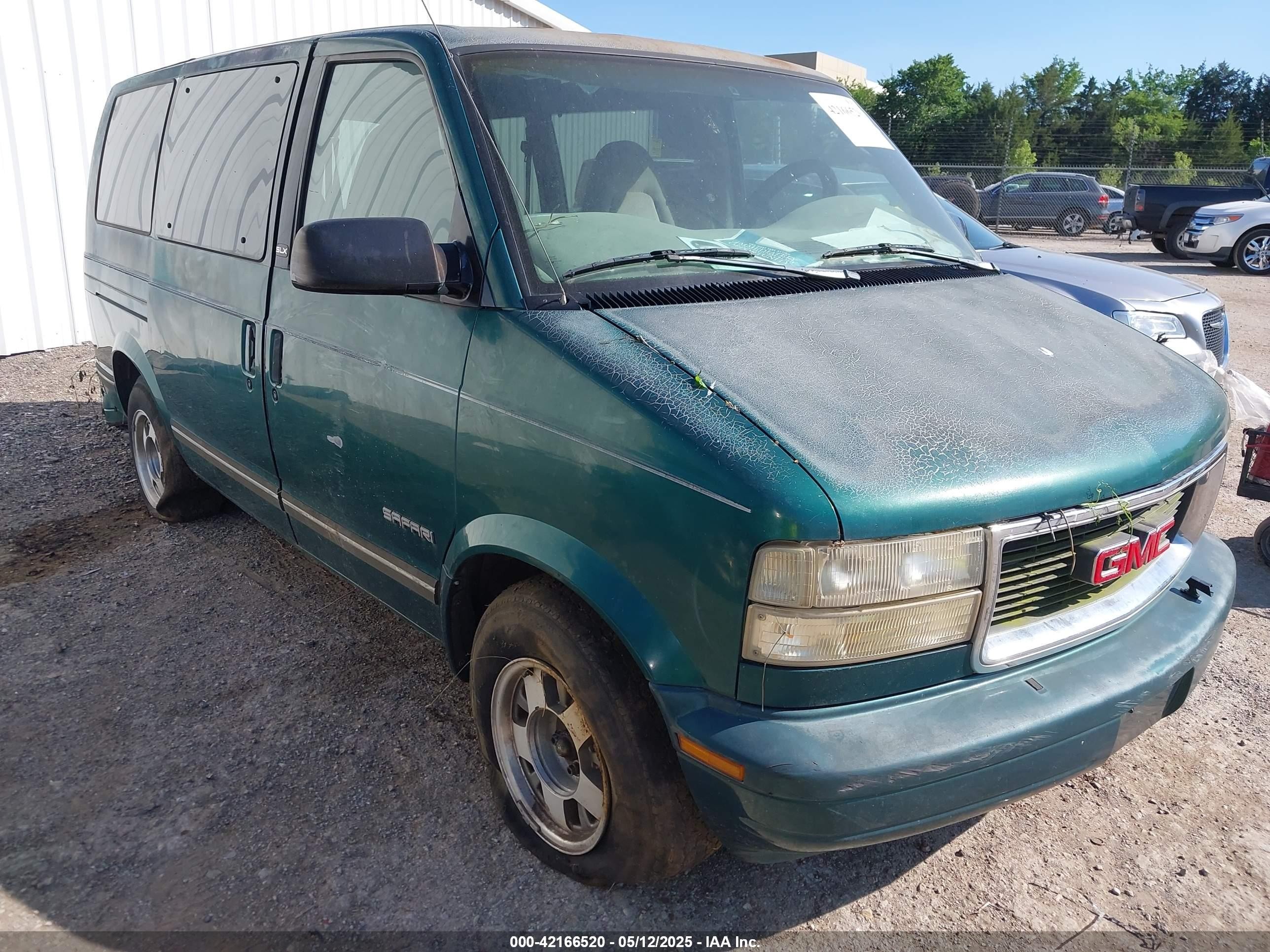 1998 GMC Safari, VIN 1GKDM19W6WB540036 — Normal wear