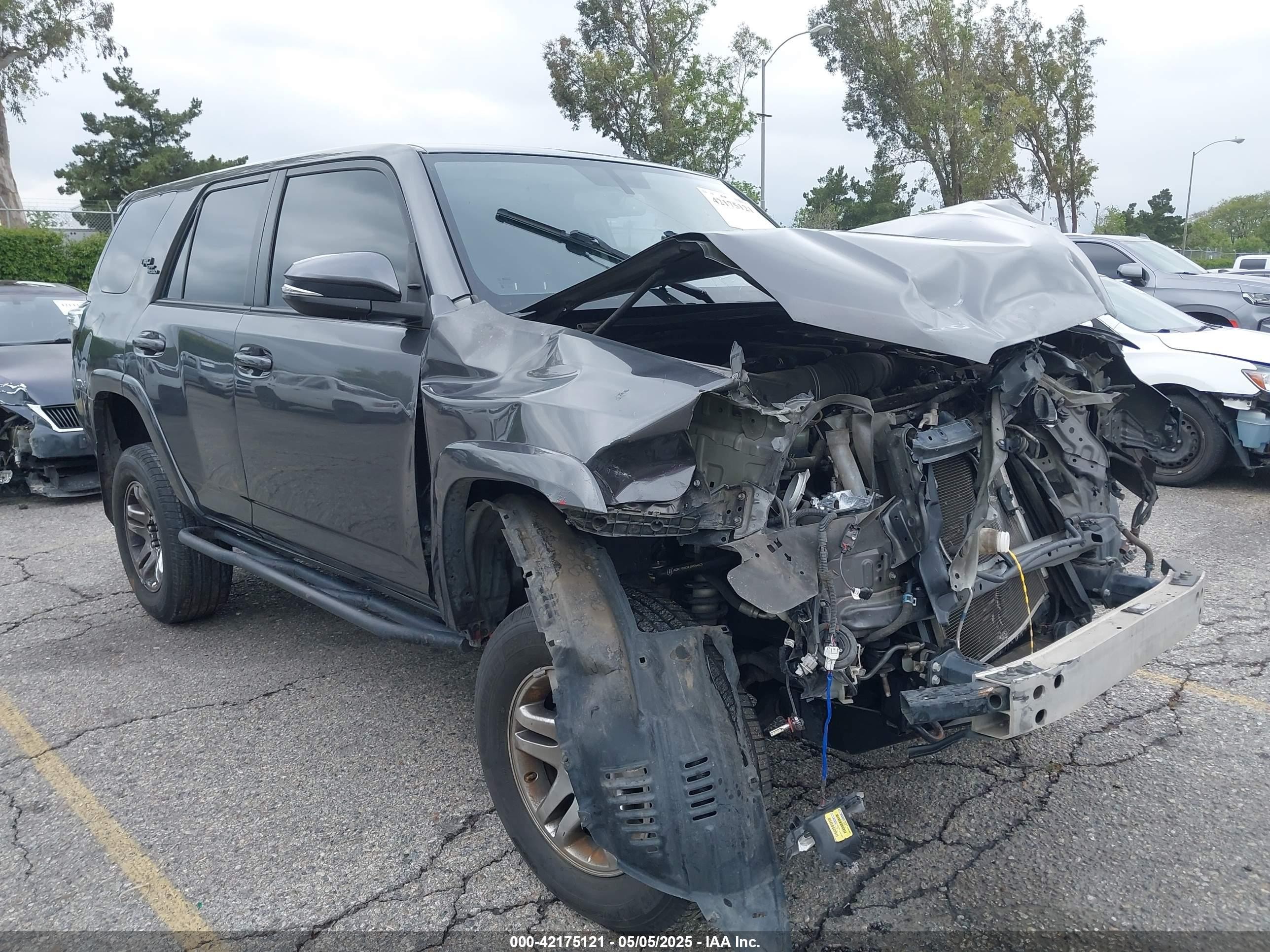 2019 Toyota 4Runner SR5, VIN JTEBU5JR5K5694290 — Front end