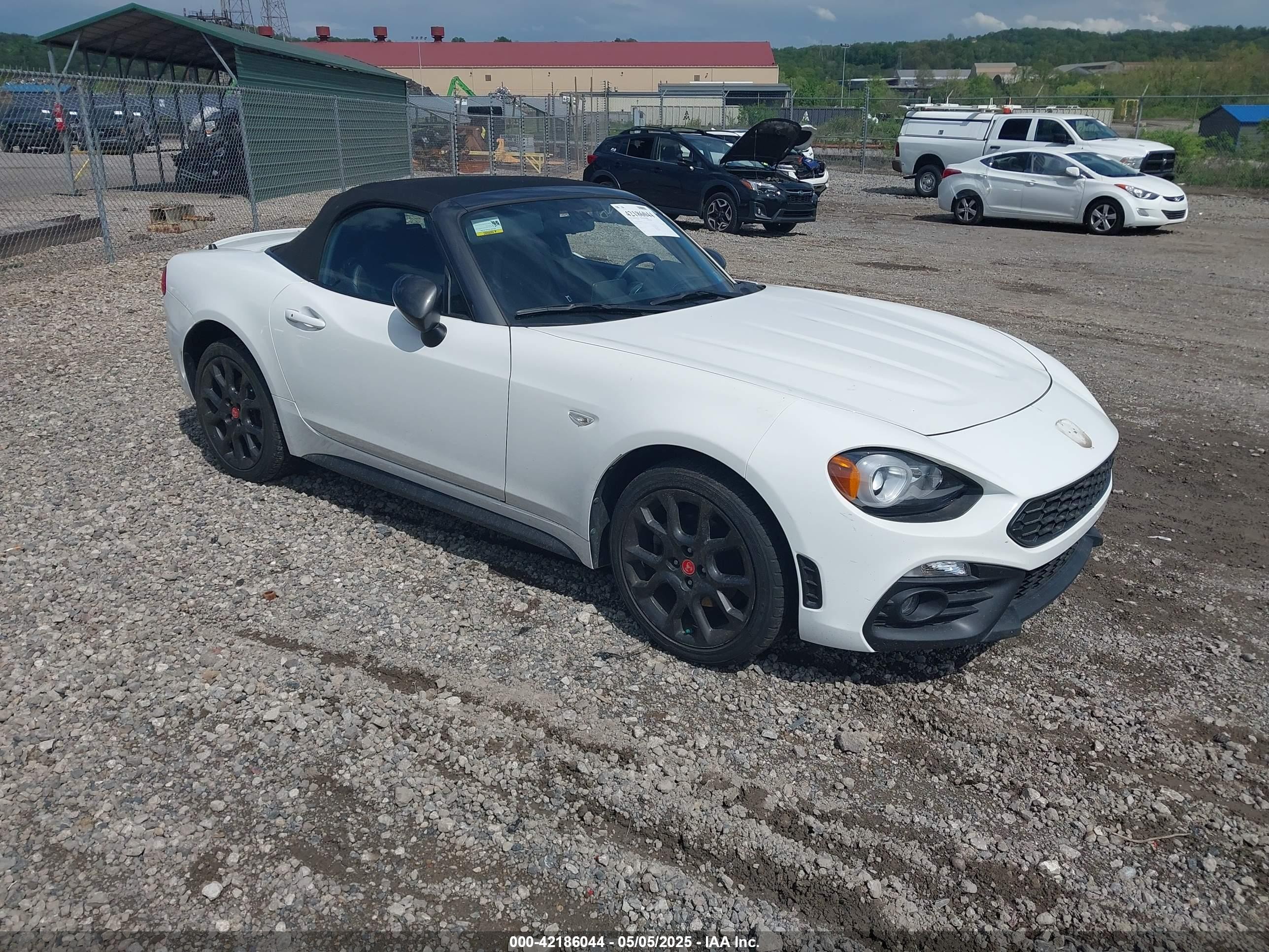 2018 FIAT 124 Spider Classica, VIN JC1NFAEK0J0137541 — Side