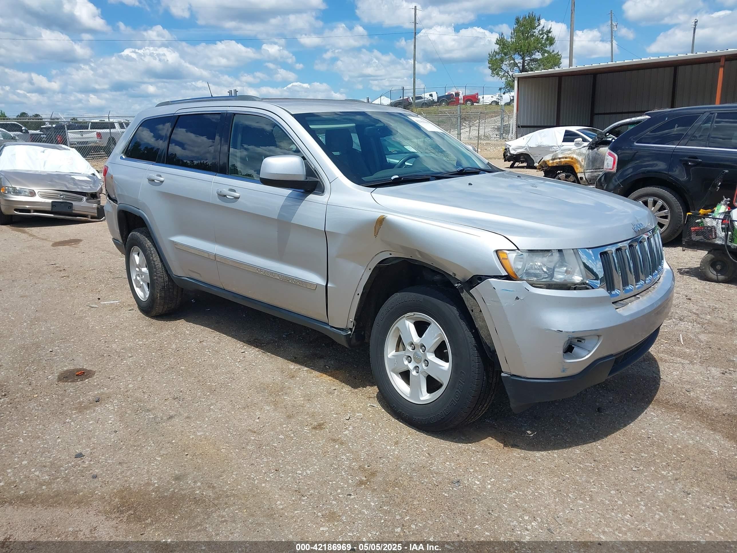 2013 Jeep Grand Cherokee Laredo, VIN 1C4RJEAG1DC519219 — Side
