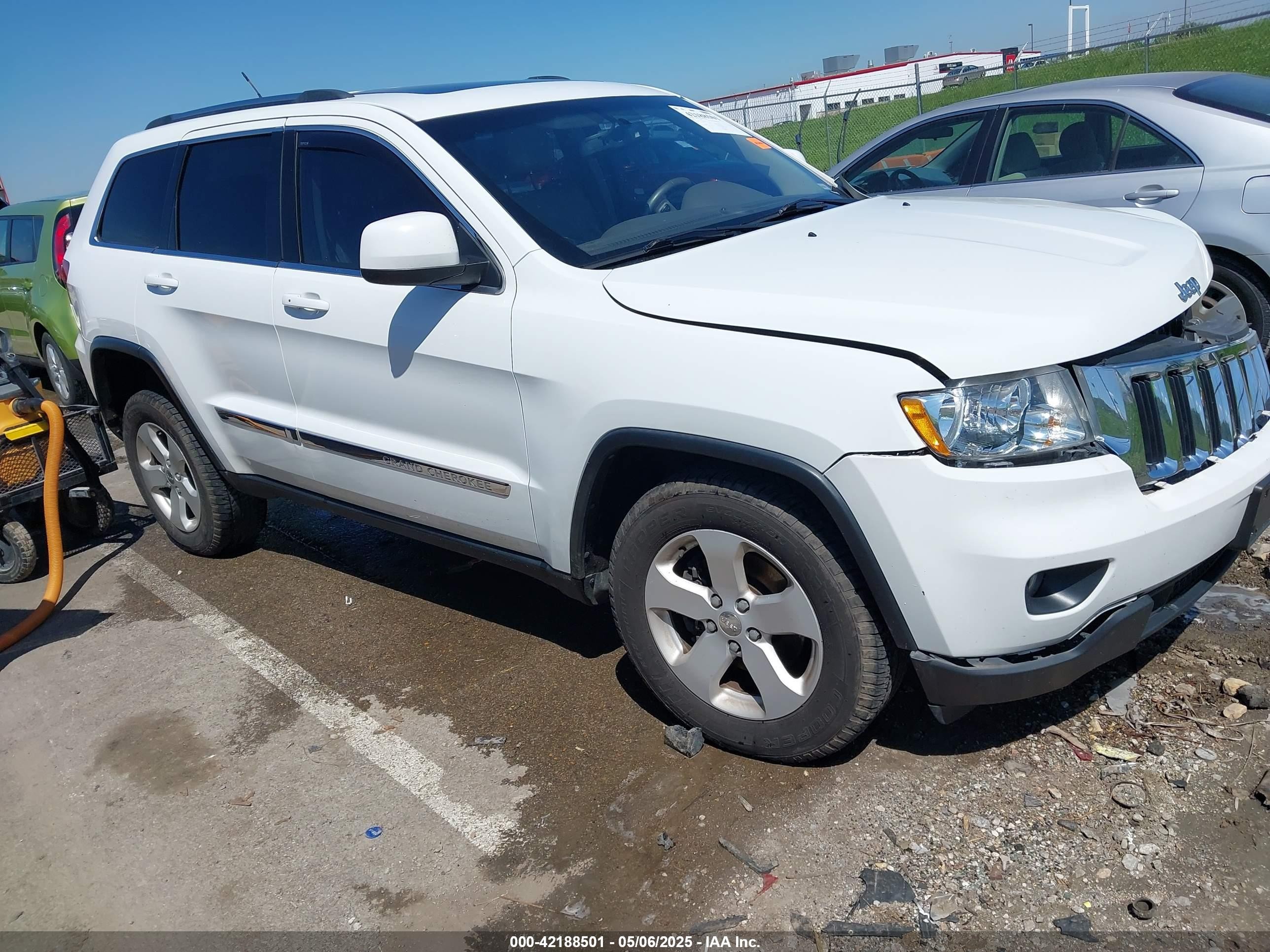 2013 Jeep Grand Cherokee Laredo, VIN 1C4RJFAG3DC649914 — Front end