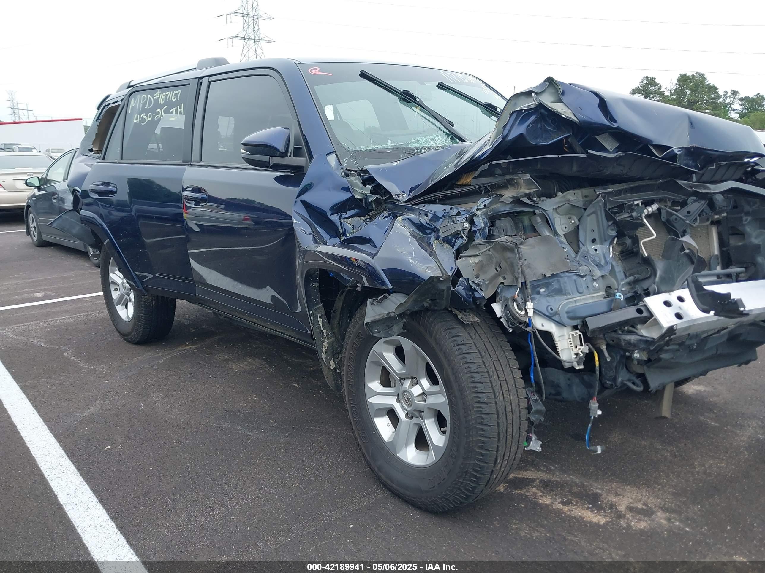 2019 Toyota 4Runner SR5, VIN JTEBU5JRXK5712069 — Front end