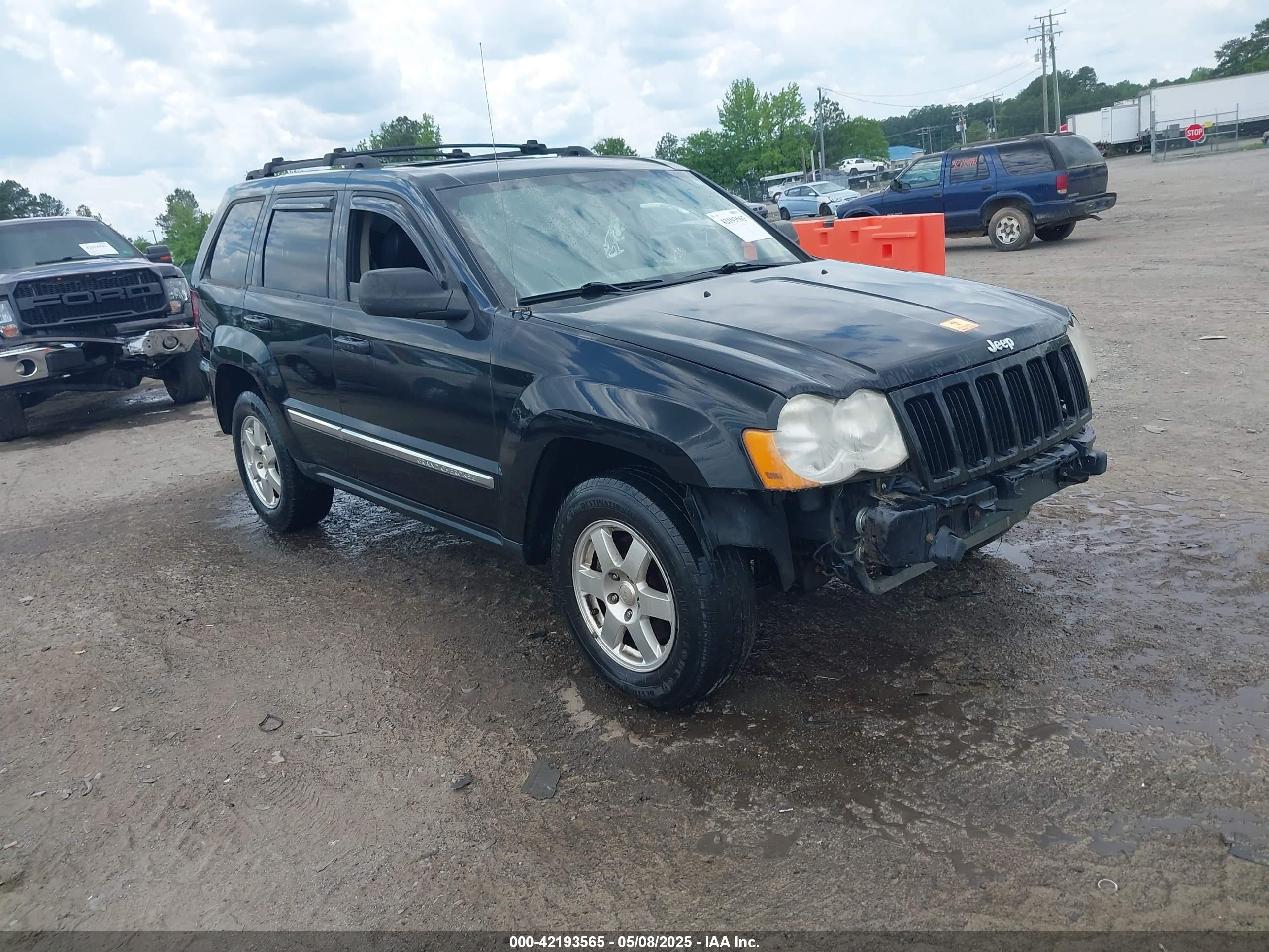 2010 Jeep Grand Cherokee Laredo, VIN 1J4PR4GKXAC145818 — Front end