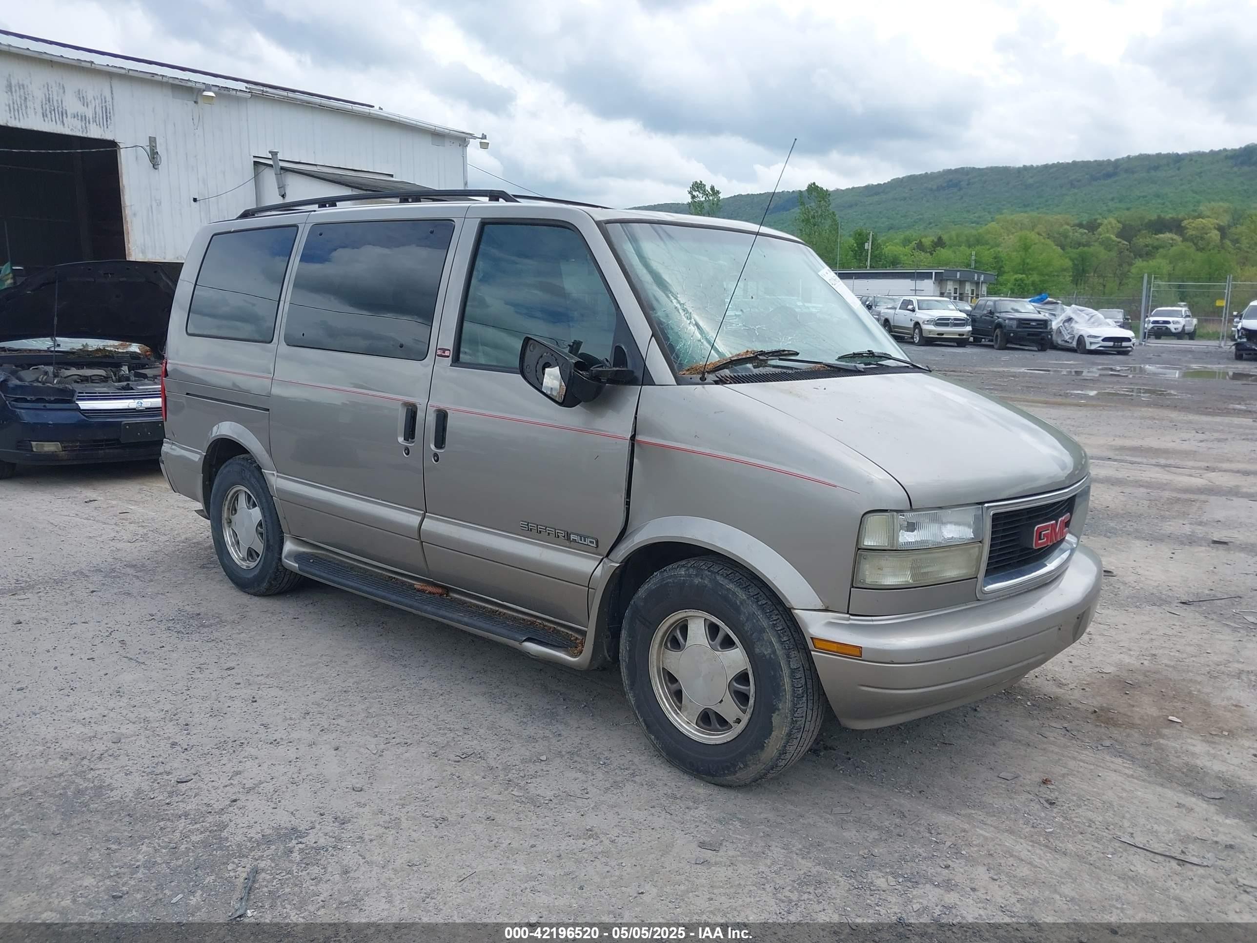 2002 GMC Safari, VIN 1GKEL19X92B513780 — Side