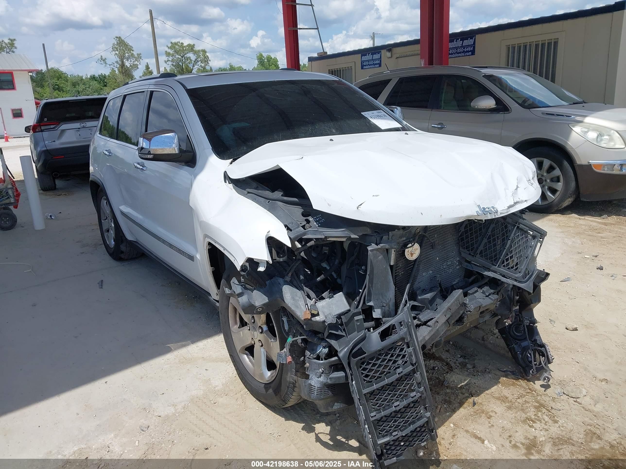 2013 Jeep Grand Cherokee Overland, VIN 1C4RJFCT5DC642313 — Front end