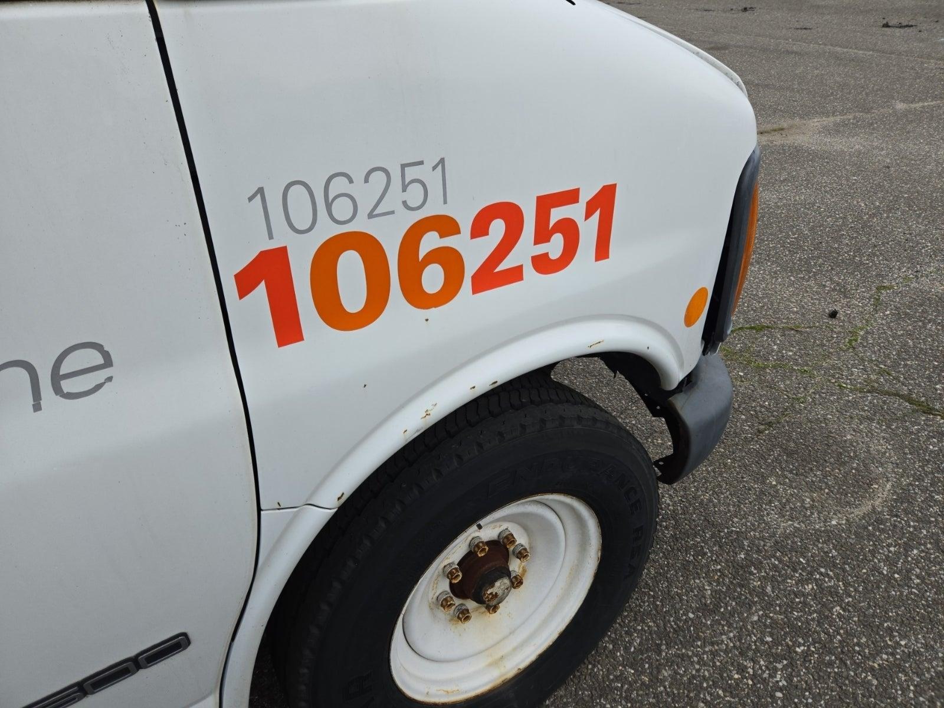 1998 GMC Savana, VIN 1GTGG25R9W1065882 — Normal wear