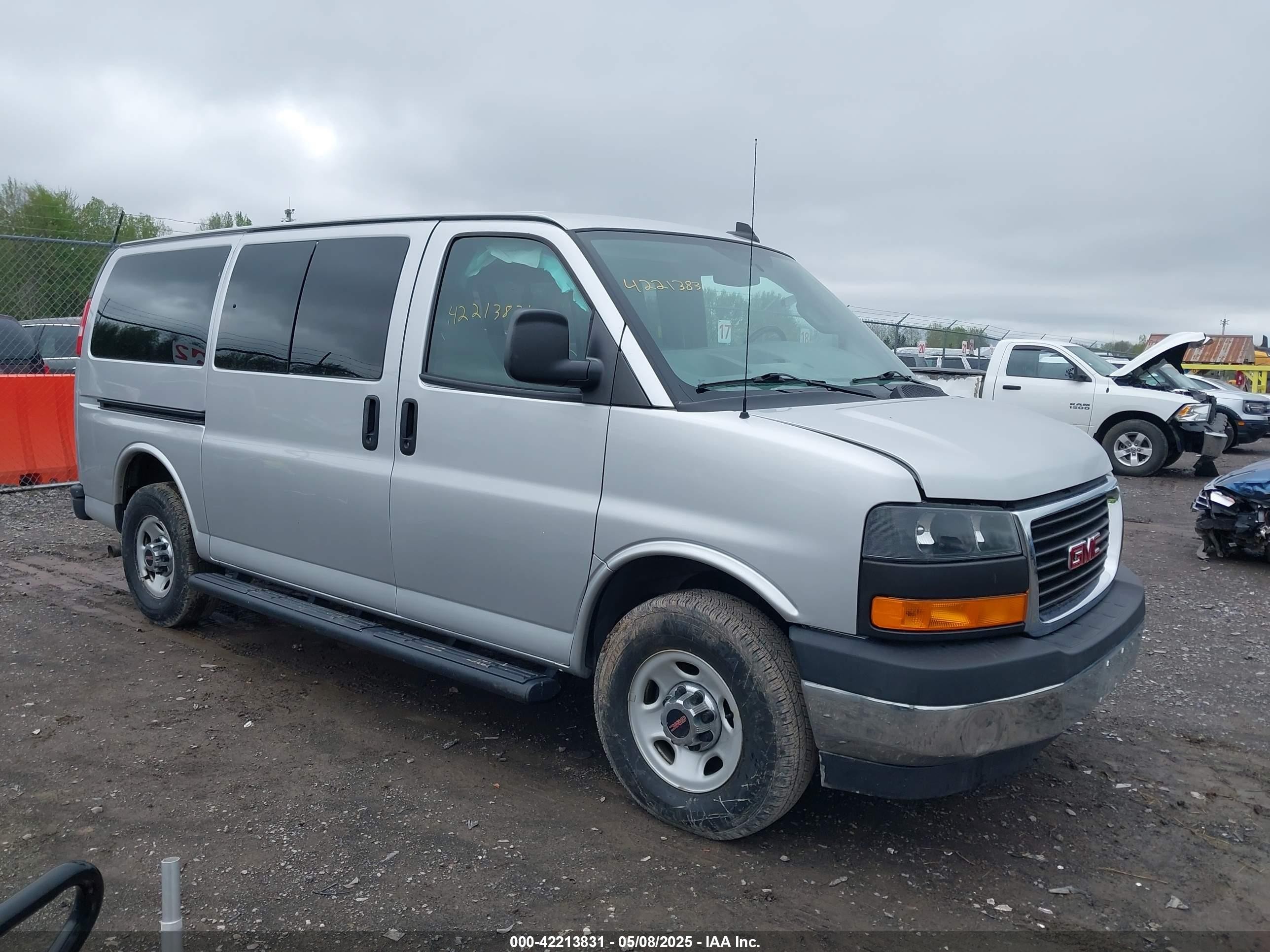 2017 GMC Savana, VIN 1GKW7FFG7H1333562 — Side