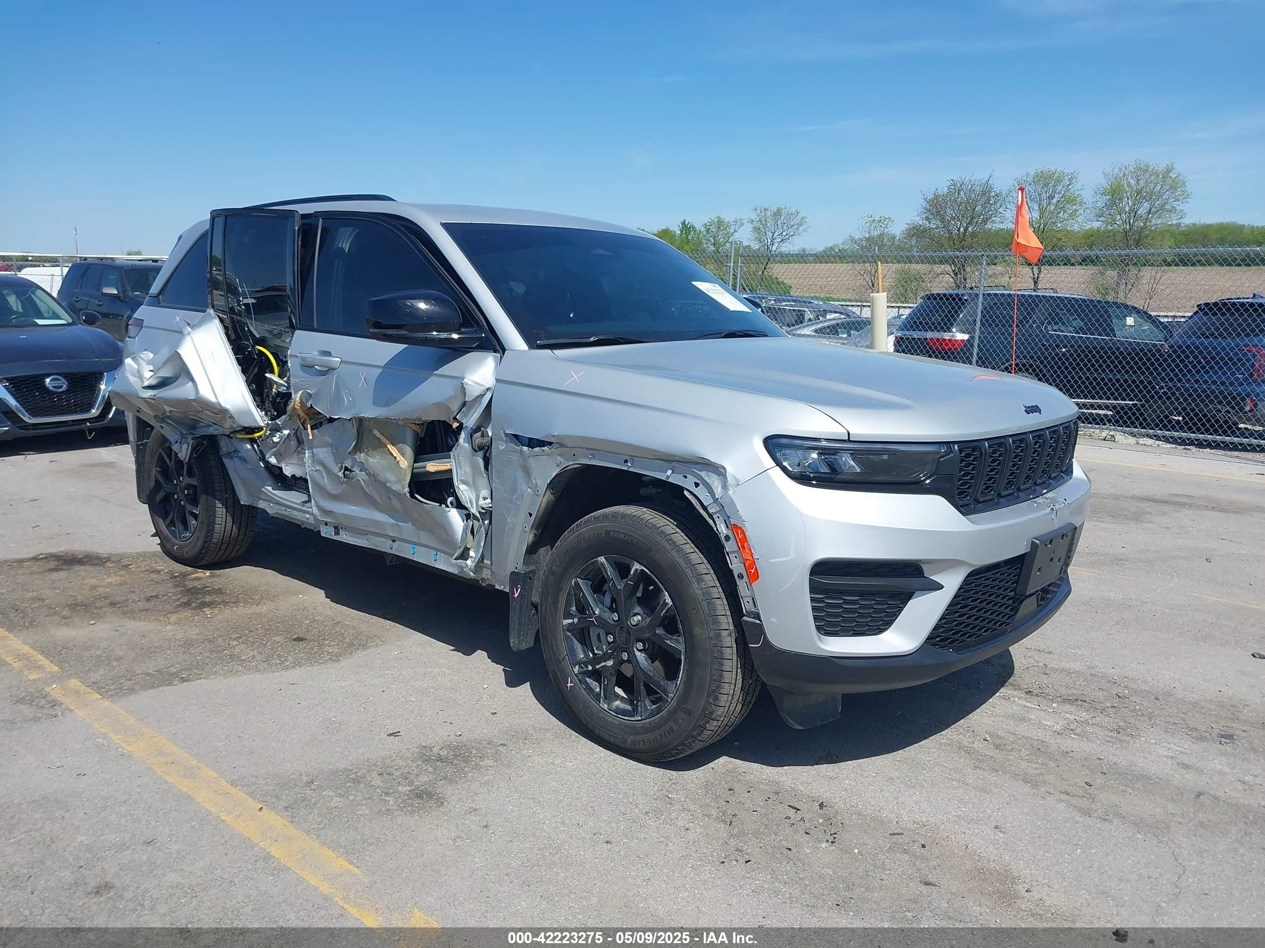 2024 Jeep Grand Cherokee Altitude, VIN 1C4RJHAG6RC215473 — Side
