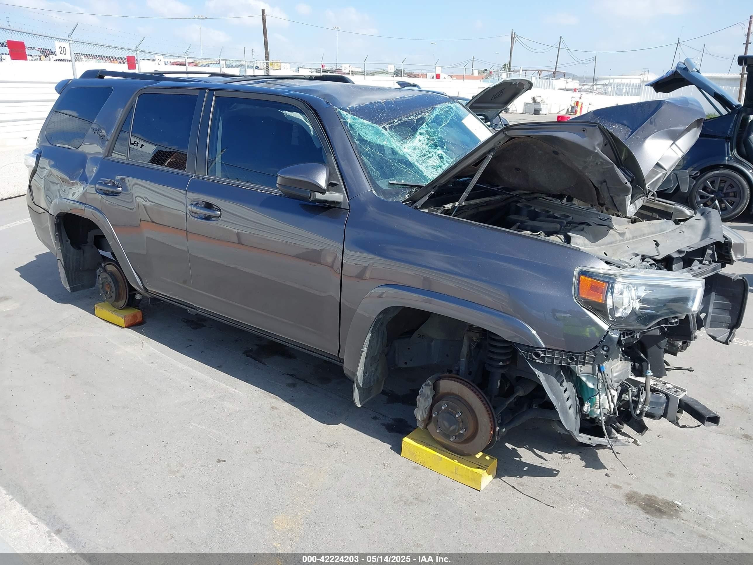 2019 Toyota 4Runner SR5, VIN JTEBU5JR8K5690413 — Roof