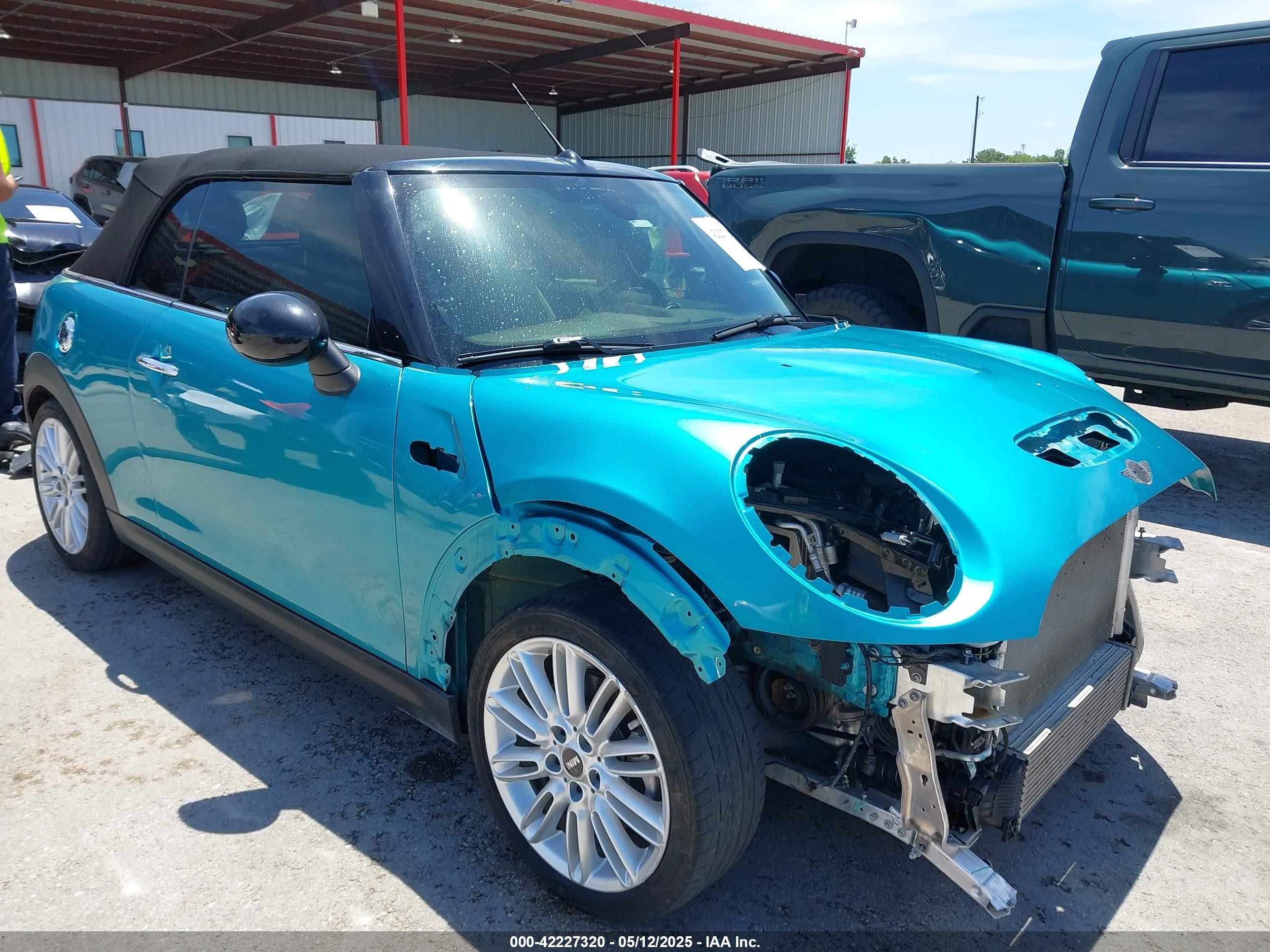 2017 MINI Convertible Cooper S, VIN WMWWG9C30H3C80917 — Перед