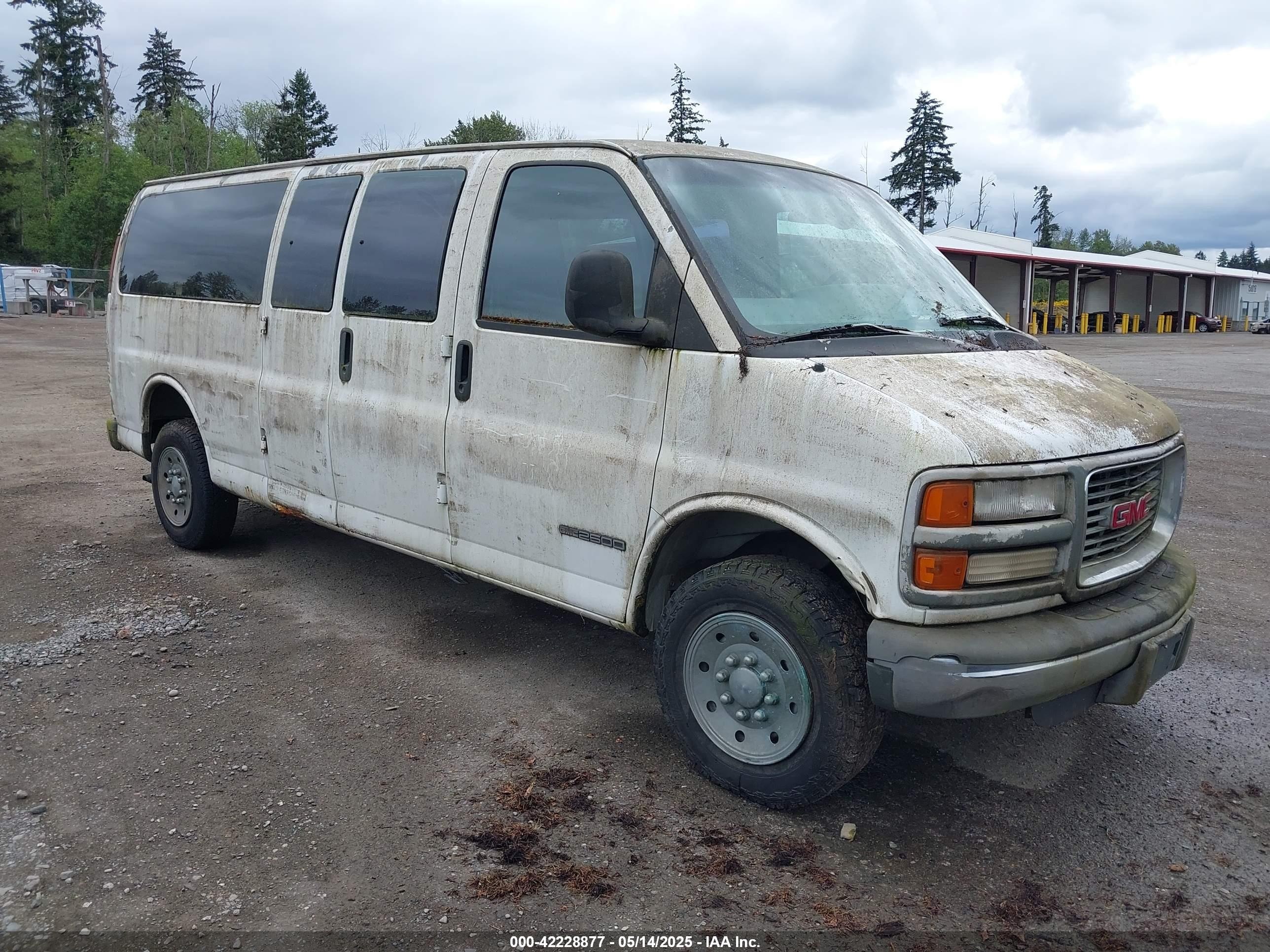 1997 GMC Savana, VIN 1GTGG29R2V1095122 — All over