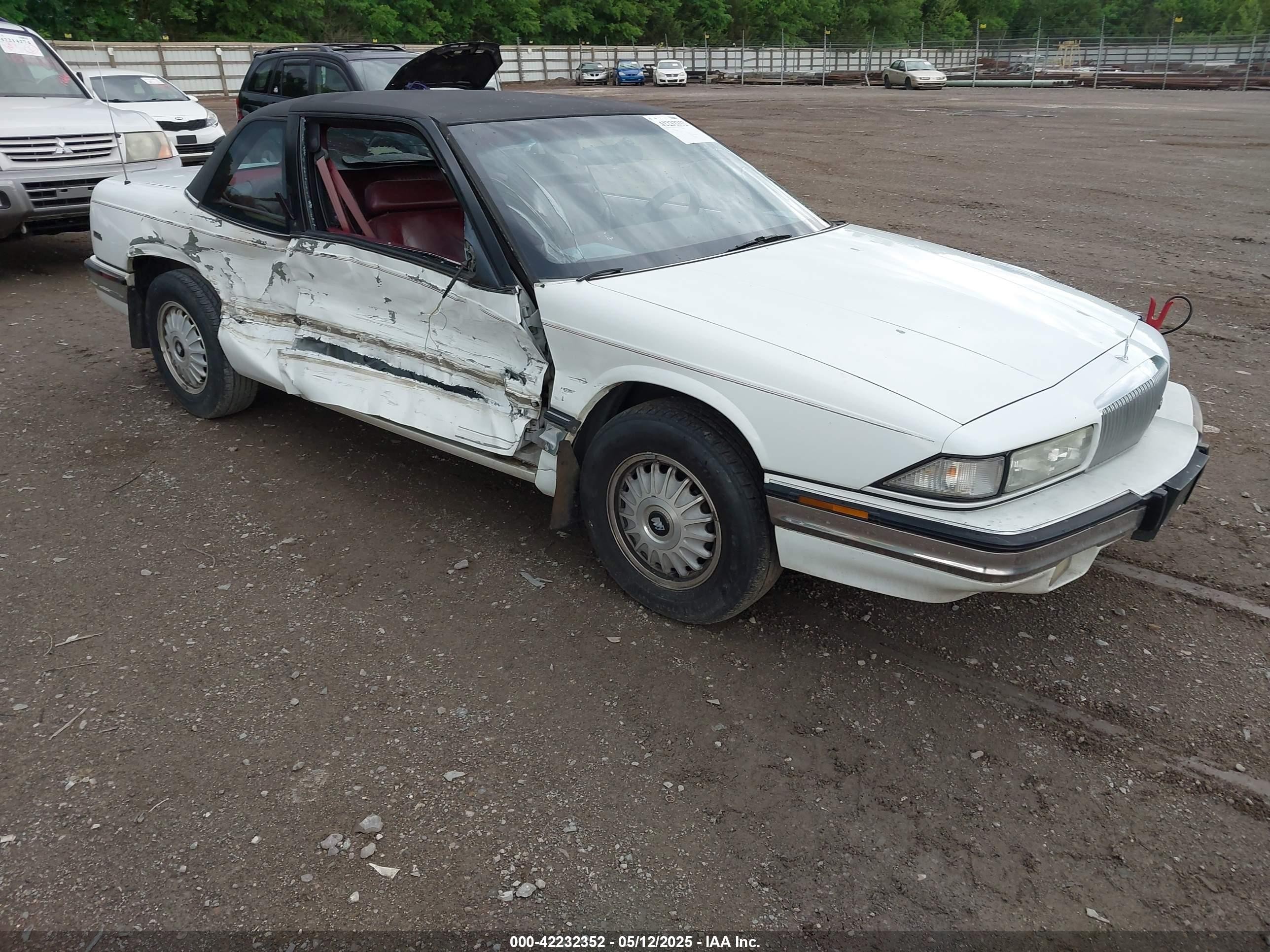 1993 Buick Regal, VIN 2G4WD14L8P1418759 — Бок