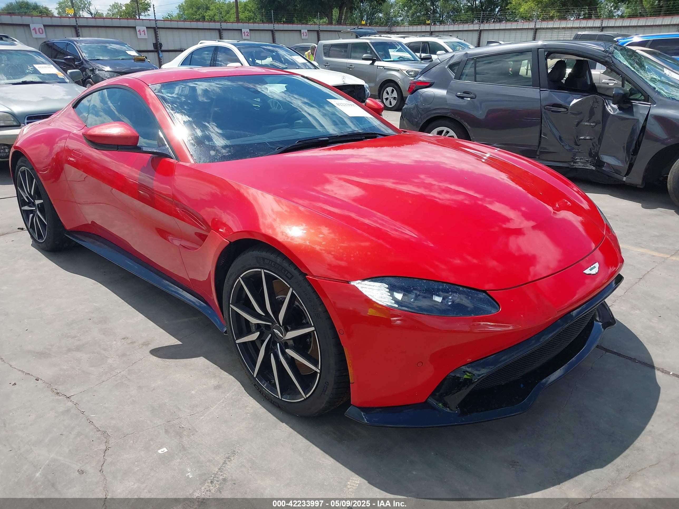 2020 Aston Martin Vantage, VIN SCFSMGAW5LGN04596 — Бок