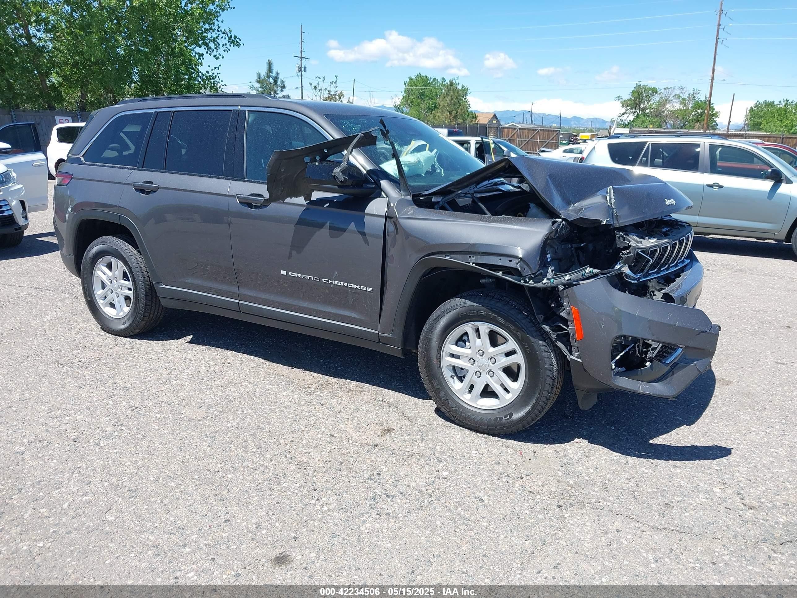 2024 Jeep Grand Cherokee Laredo, VIN 1C4RJHAG9RC184669 — Front end