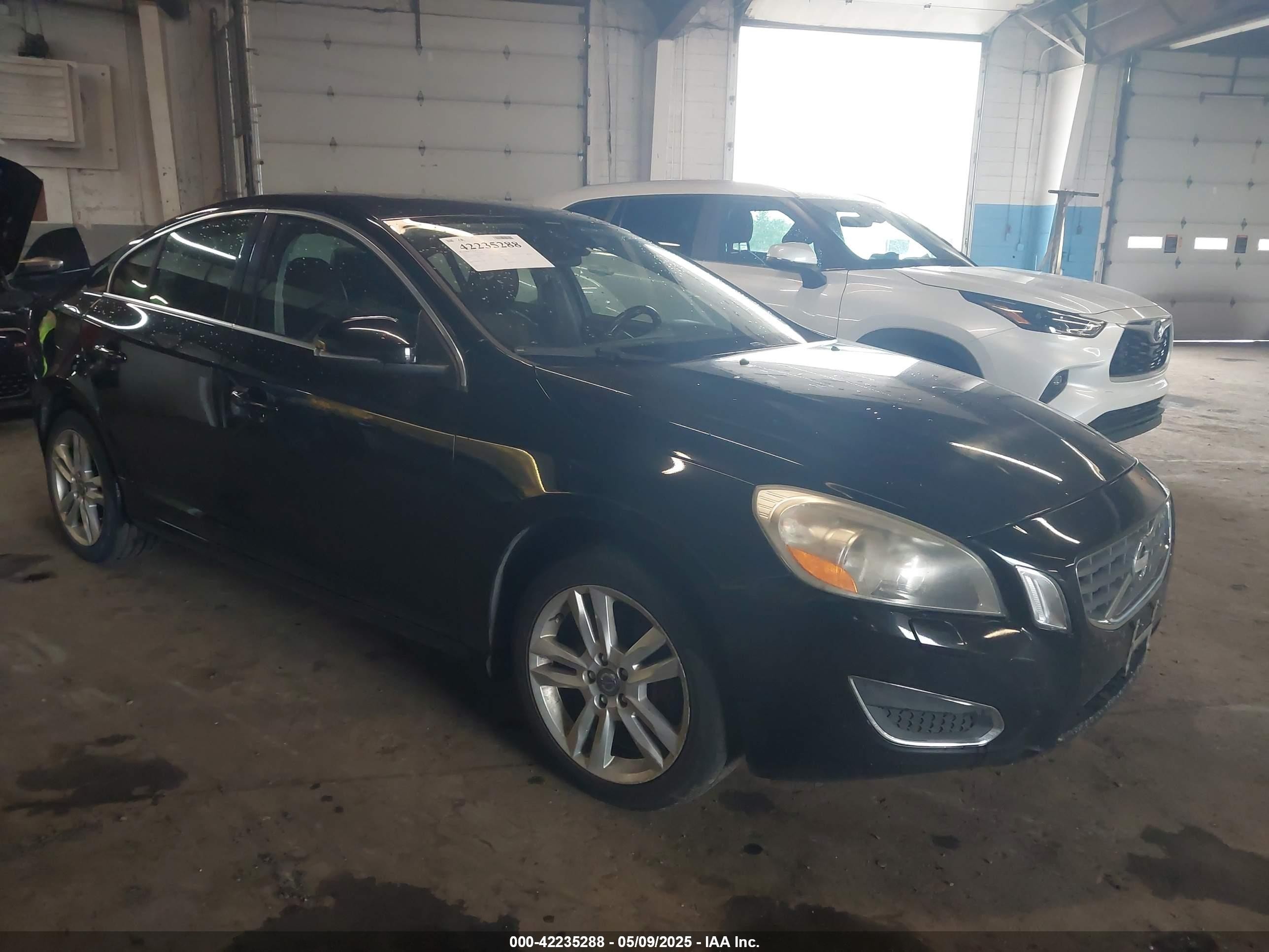 2013 Volvo S60 T5, VIN YV1612FH3D2171054 — Front end