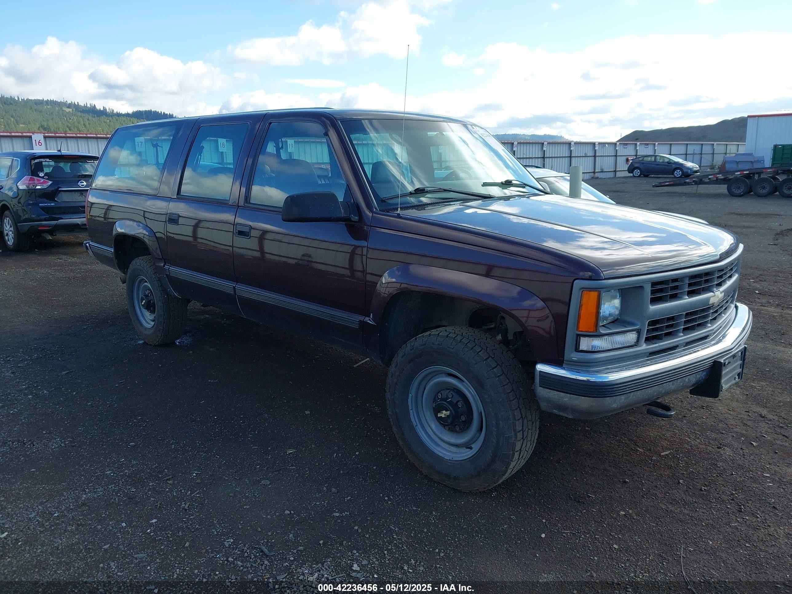 1997 Chevrolet Suburban, VIN 1GNGK26J7VJ392164 — Front end