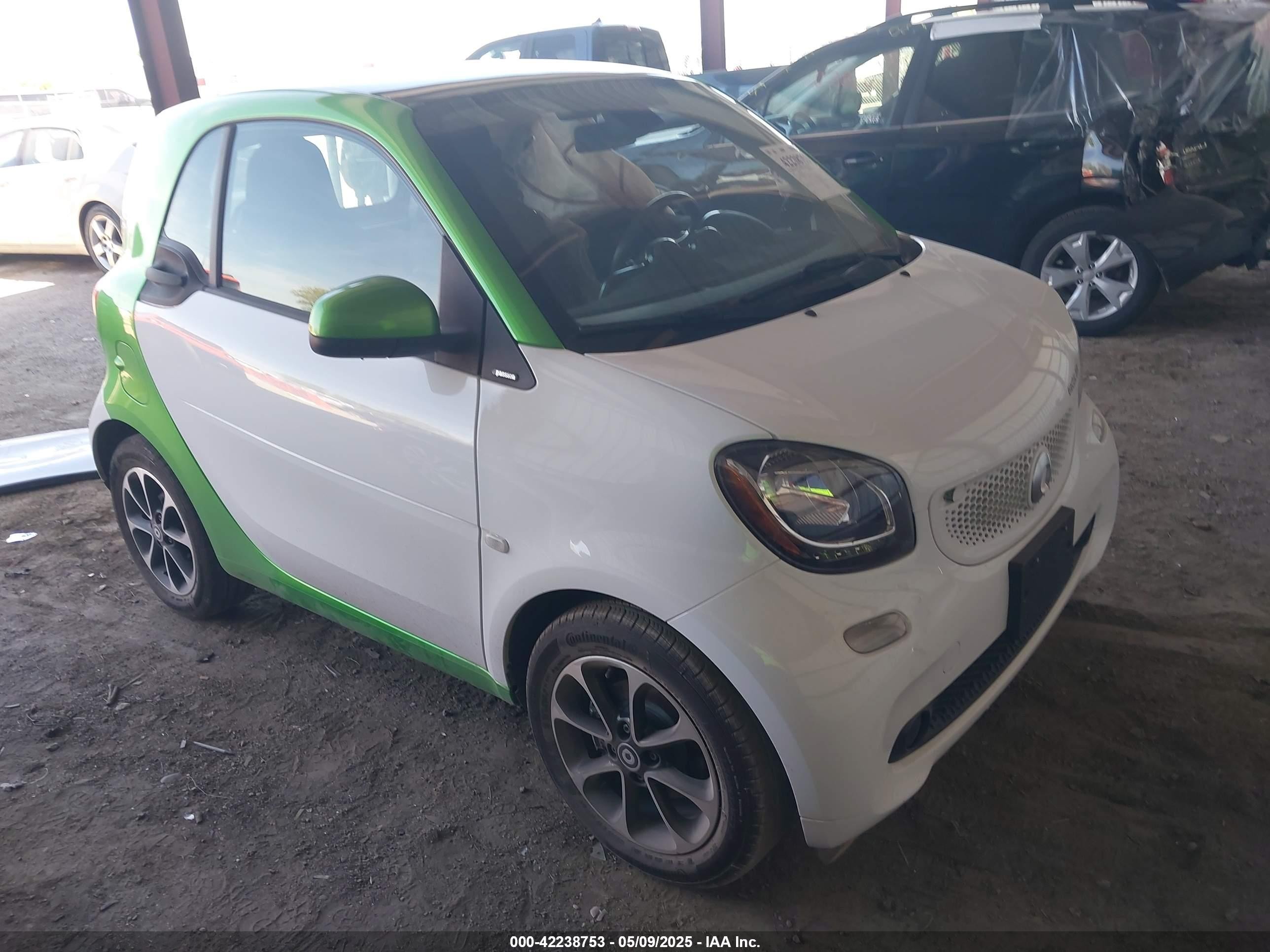 2017 Smart fortwo Pure, VIN WMEFJ9BA8HK231165 — Side