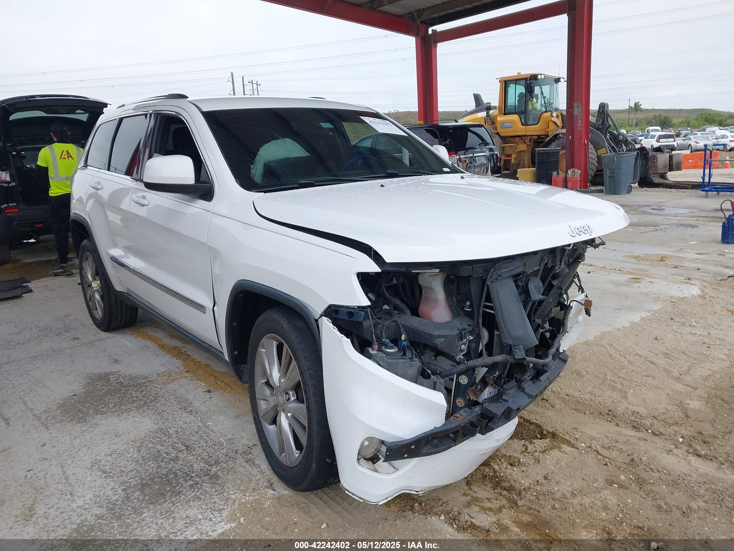 2013 Jeep Grand Cherokee Laredo, VIN 1C4RJEAGXDC588975 — Front end
