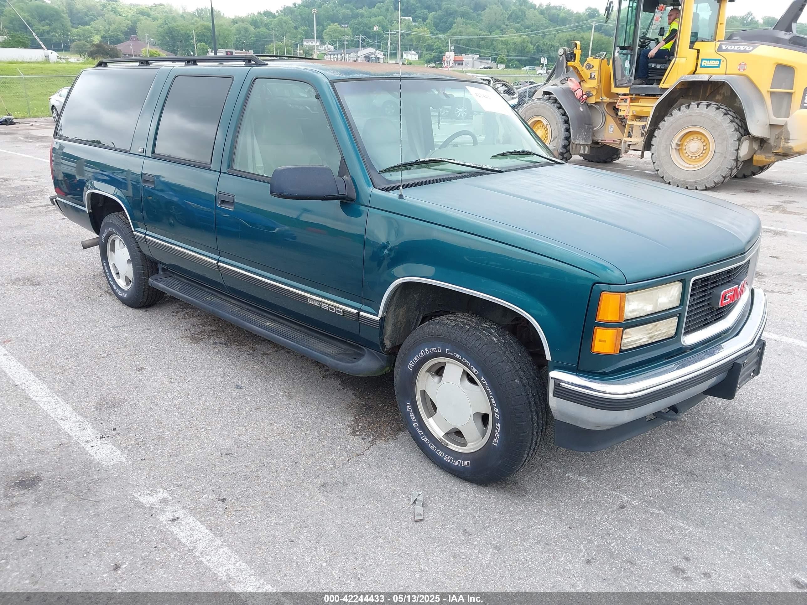 1996 GMC Suburban, VIN 1GKFK16R0TJ725925 — Side