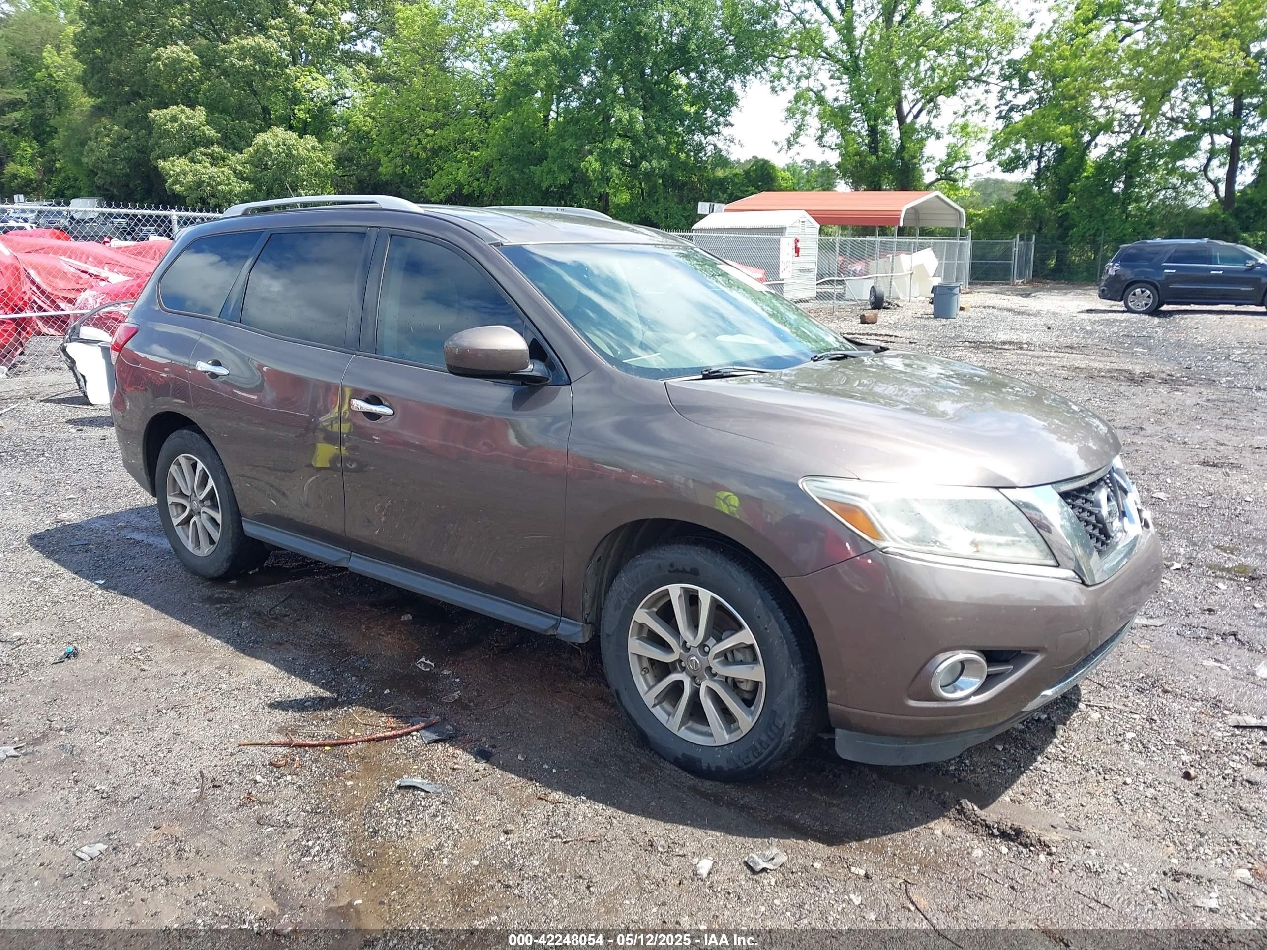 2015 Nissan Pathfinder SV, VIN 5N1AR2MN0FC704228 — Перед