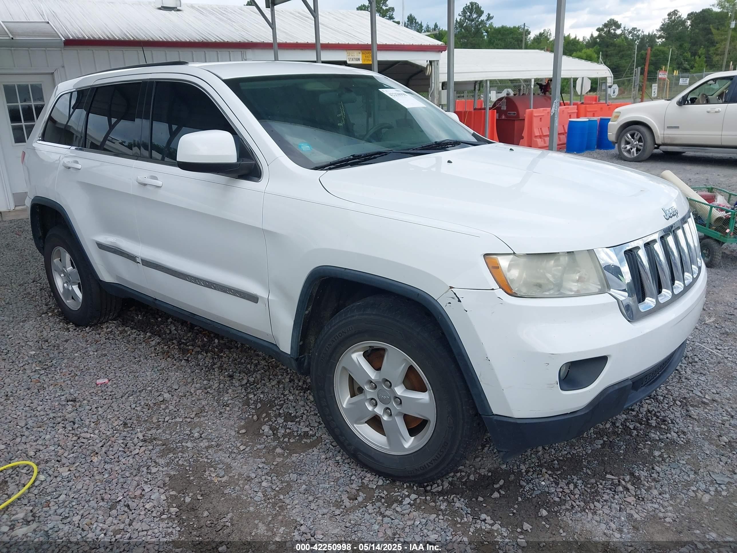 2013 Jeep Grand Cherokee Laredo, VIN 1C4RJEAG7DC569770 — Rear end