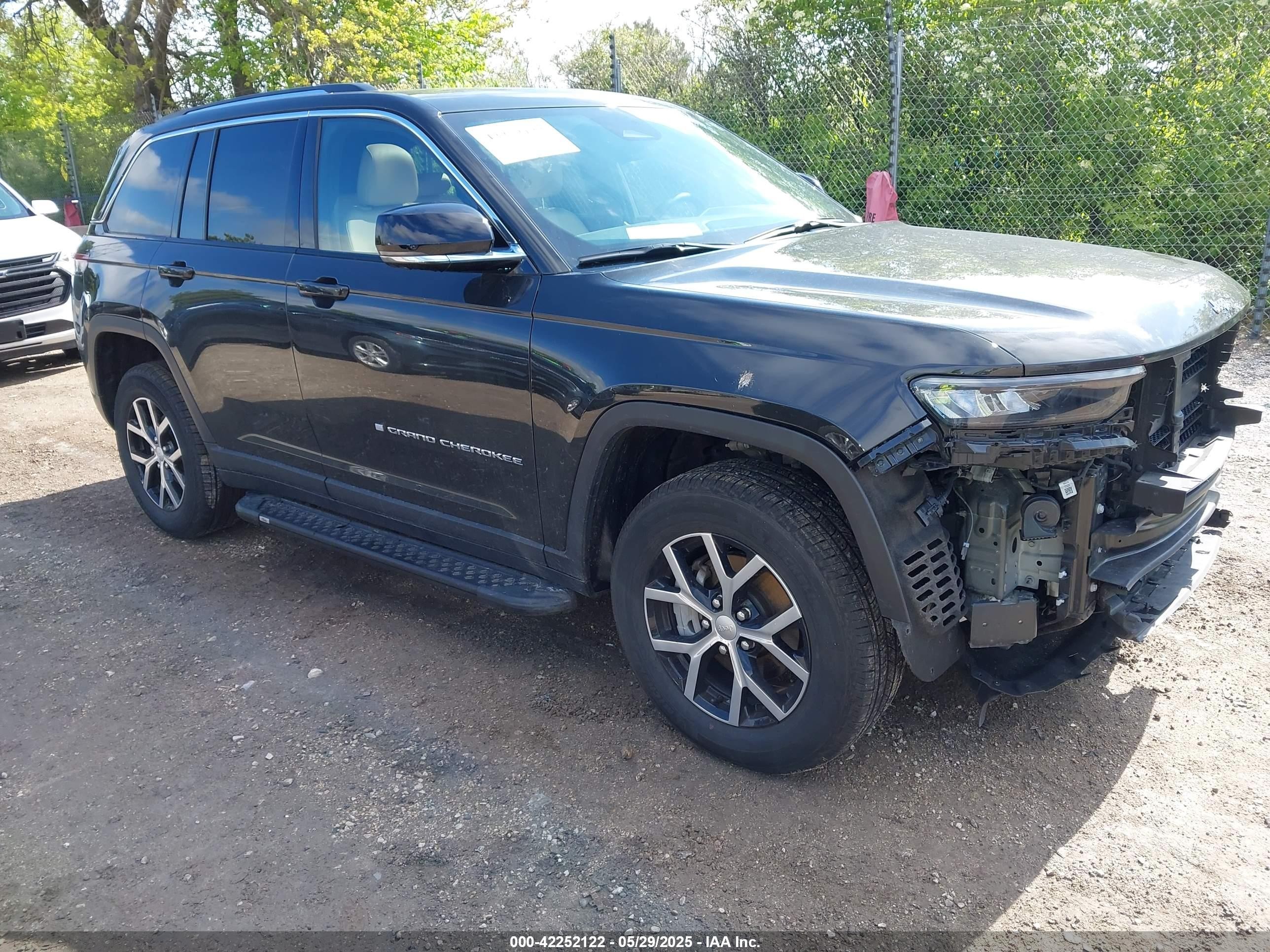 2023 Jeep Grand Cherokee Limited, VIN 1C4RJHBG2P8900035 — Front end