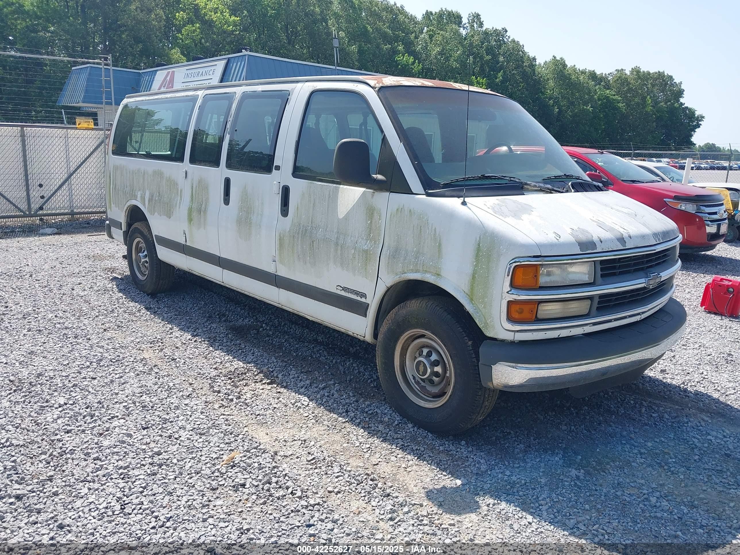 2000 Chevrolet Express, VIN 1GAHG39R4Y1229278 — Side