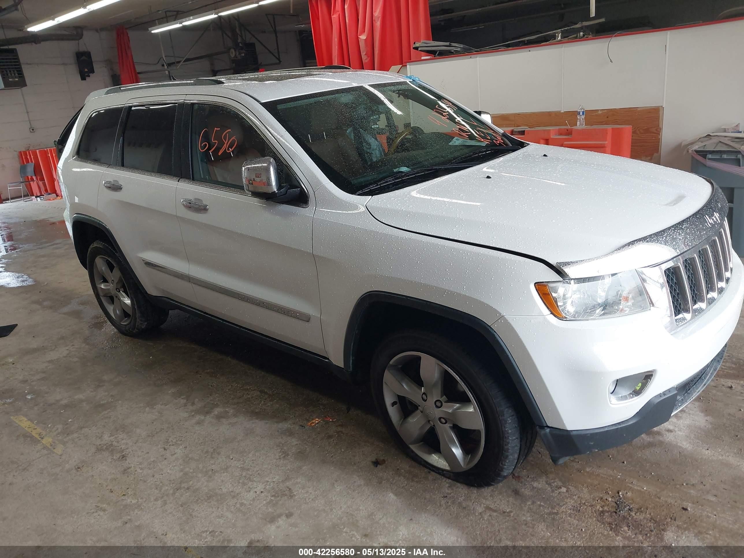 2013 Jeep Grand Cherokee Overland, VIN 1C4RJFCT4DC620755 — Side