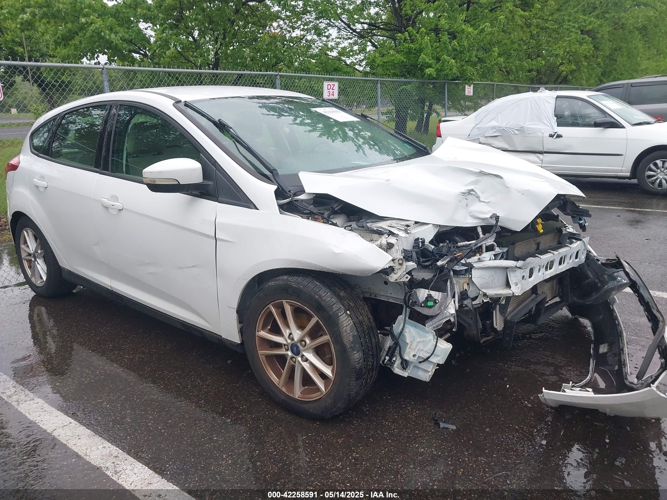 2016 Ford Focus SE, VIN 1FADP3K29GL354594 — Front end