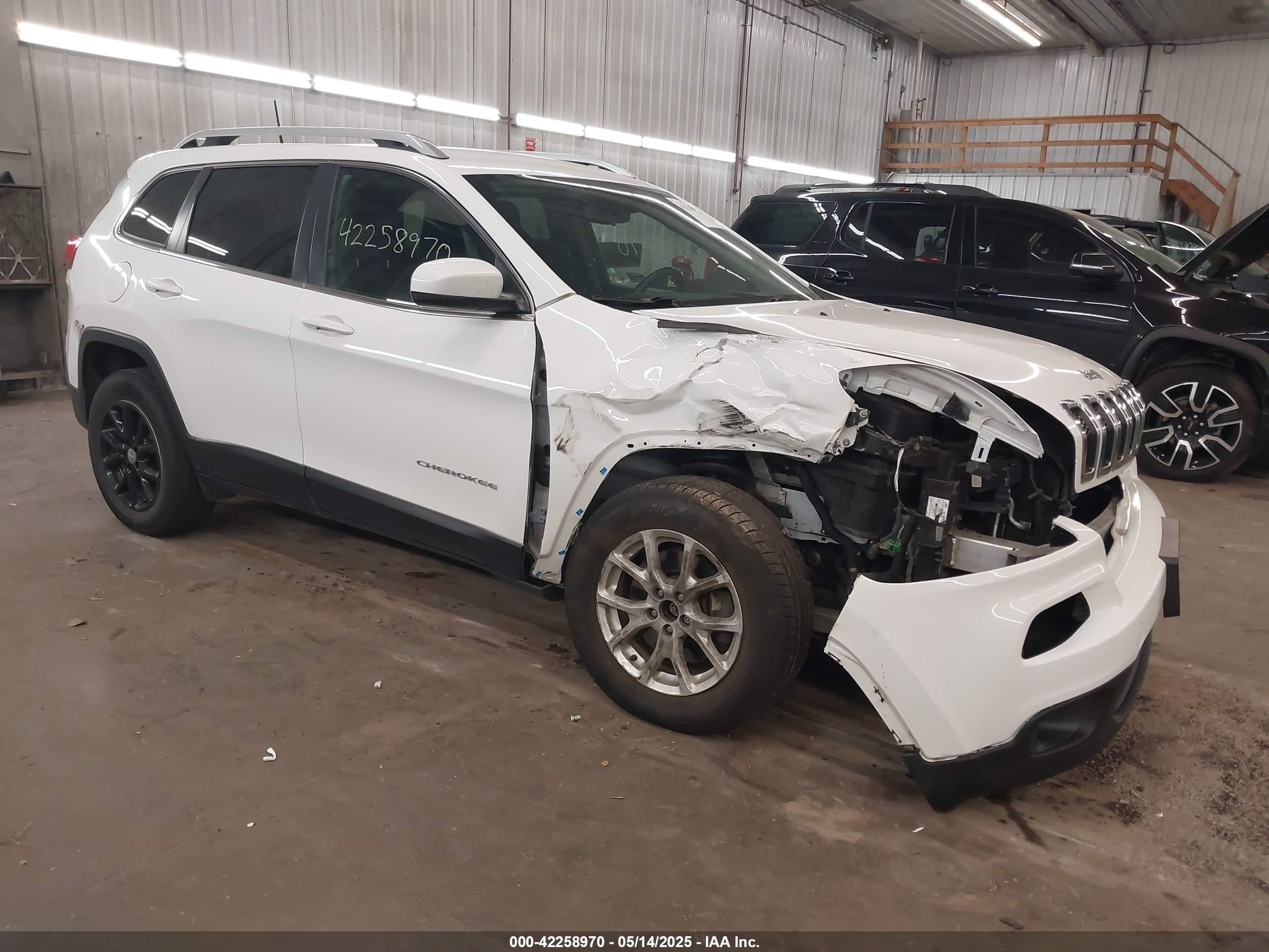 2016 Jeep Cherokee Latitude, VIN 1C4PJMCS8GW199290 — Перед
