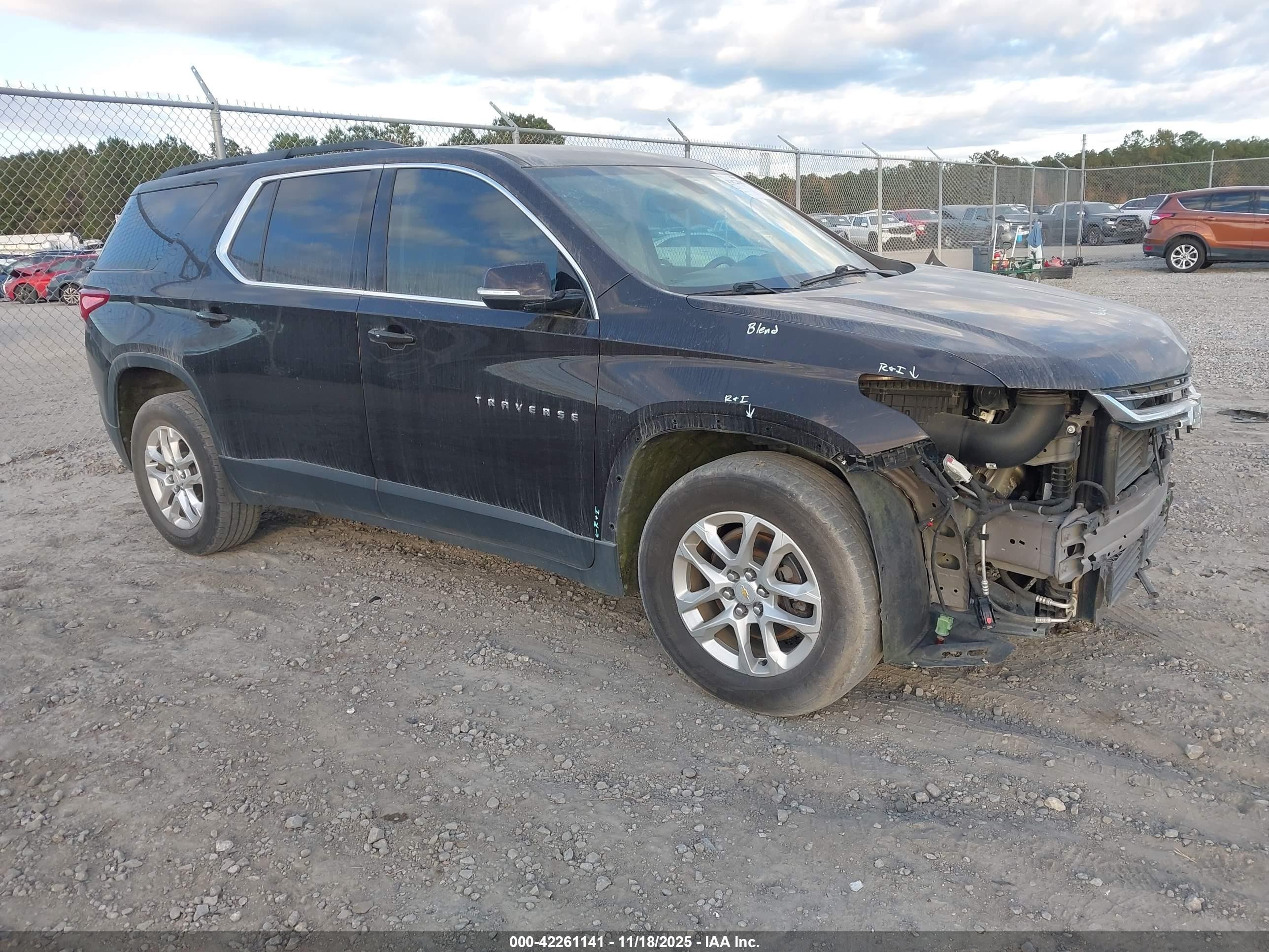 2019 Chevrolet Traverse LT Cloth, VIN 1GNERGKW3KJ169178 — Front end