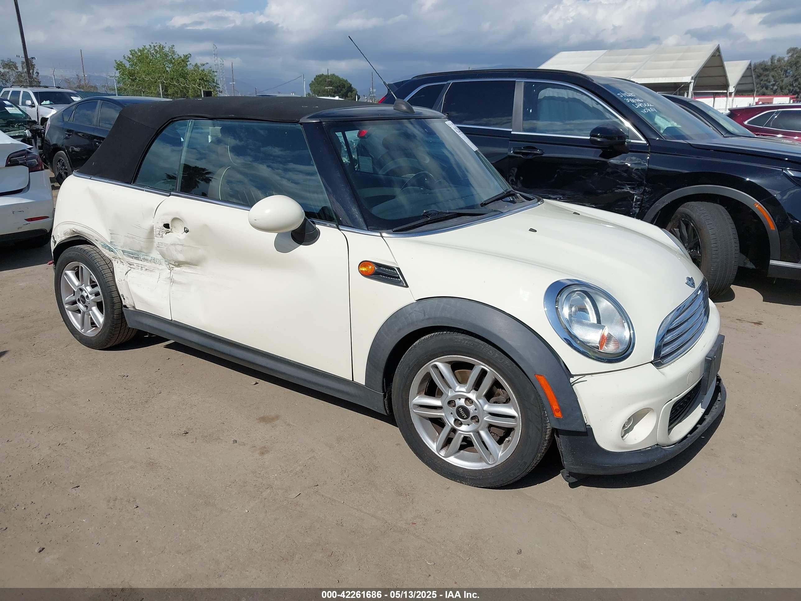 2012 MINI Convertible, VIN WMWZN3C53CT134194 — Бок