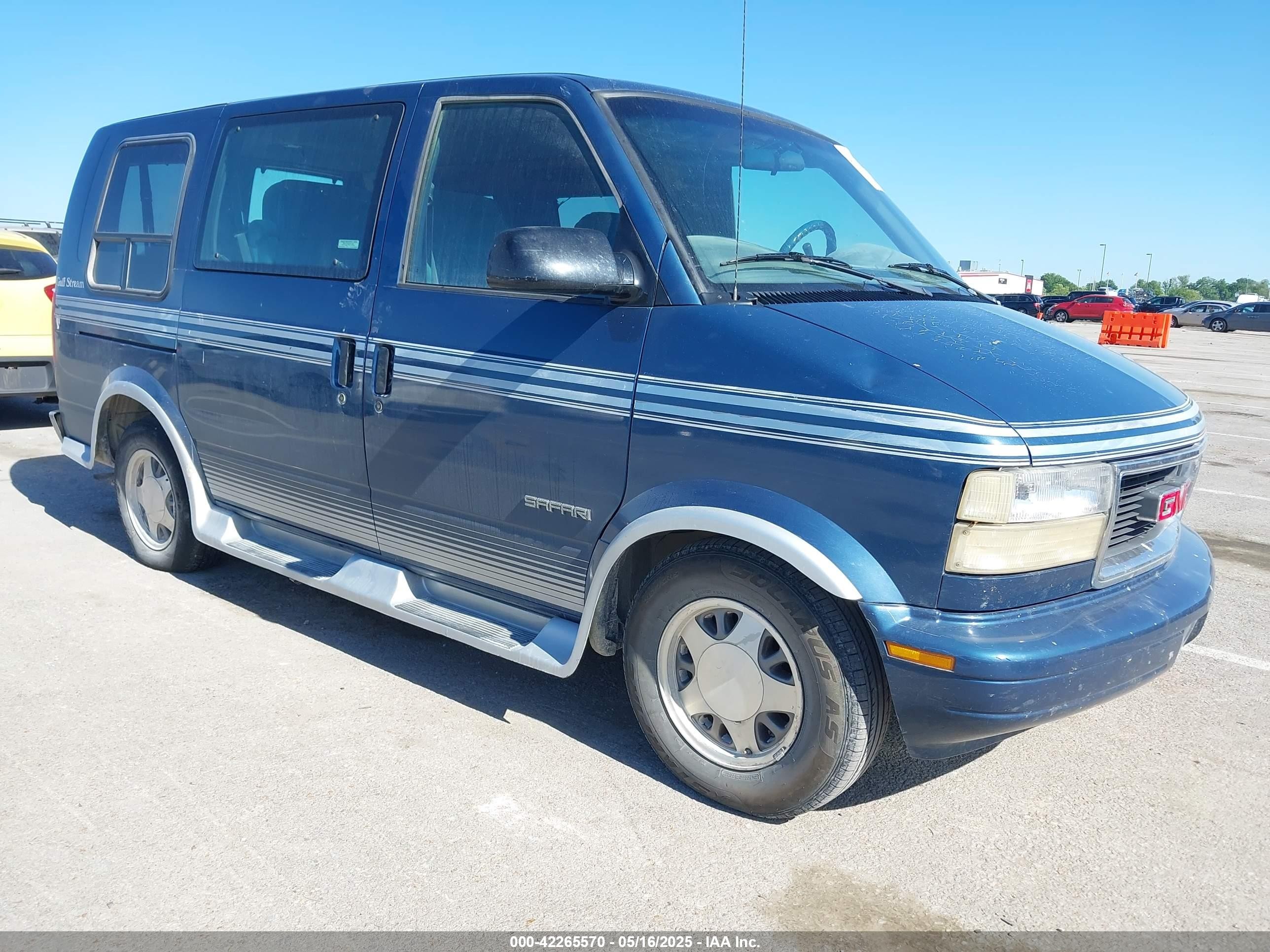 1999 GMC Safari Cargo YF7, VIN 1GDDM19W7XB507863 — Front end