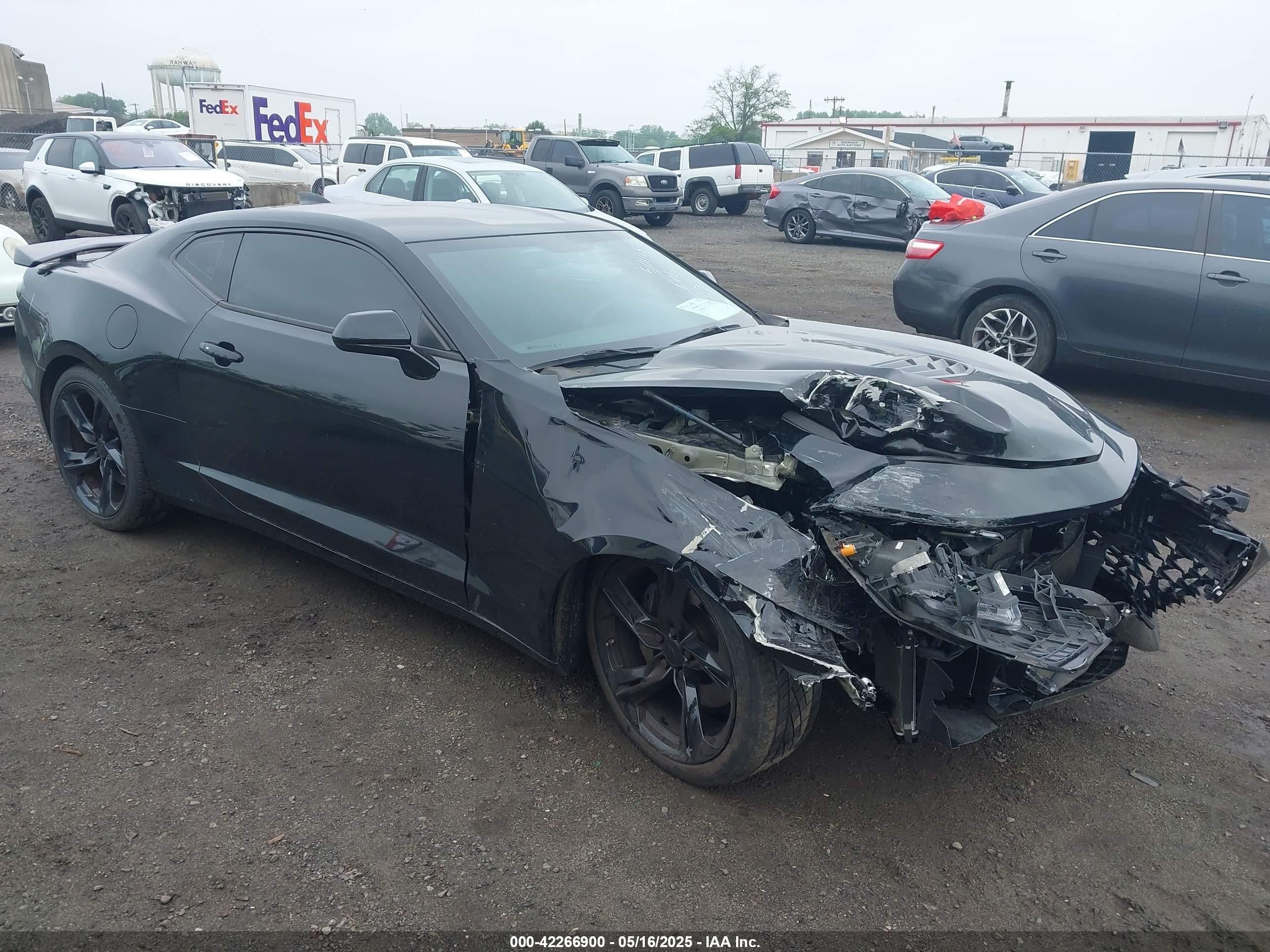 2021 Chevrolet Camaro LT1, VIN 1G1FE1R72M0100214 — Front end