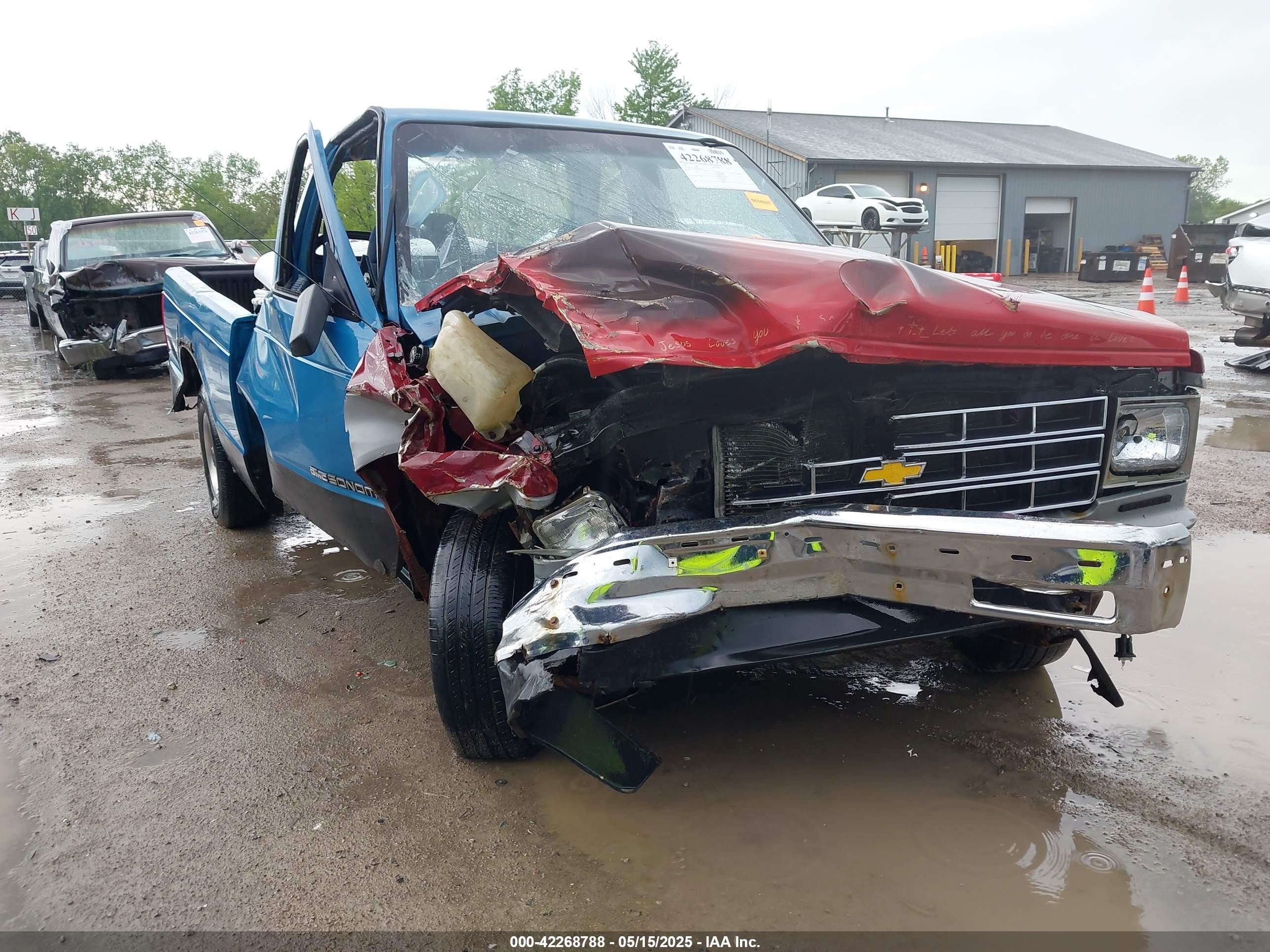 1992 GMC Sonoma, VIN 1GTCS14A9N8529102 — Front end