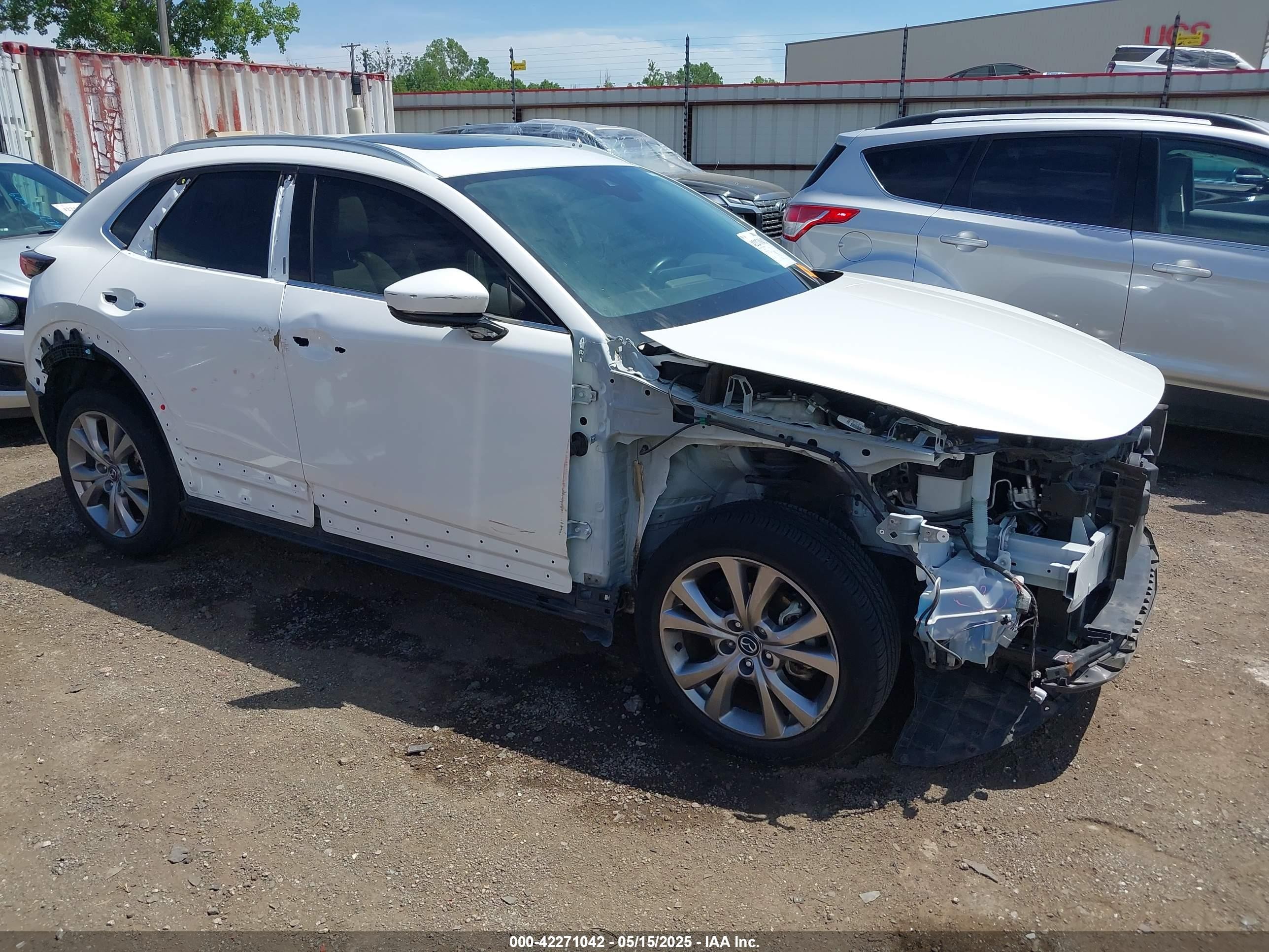 2021 Mazda CX-30 Premium, VIN 3MVDMADLXMM315664 — Front end