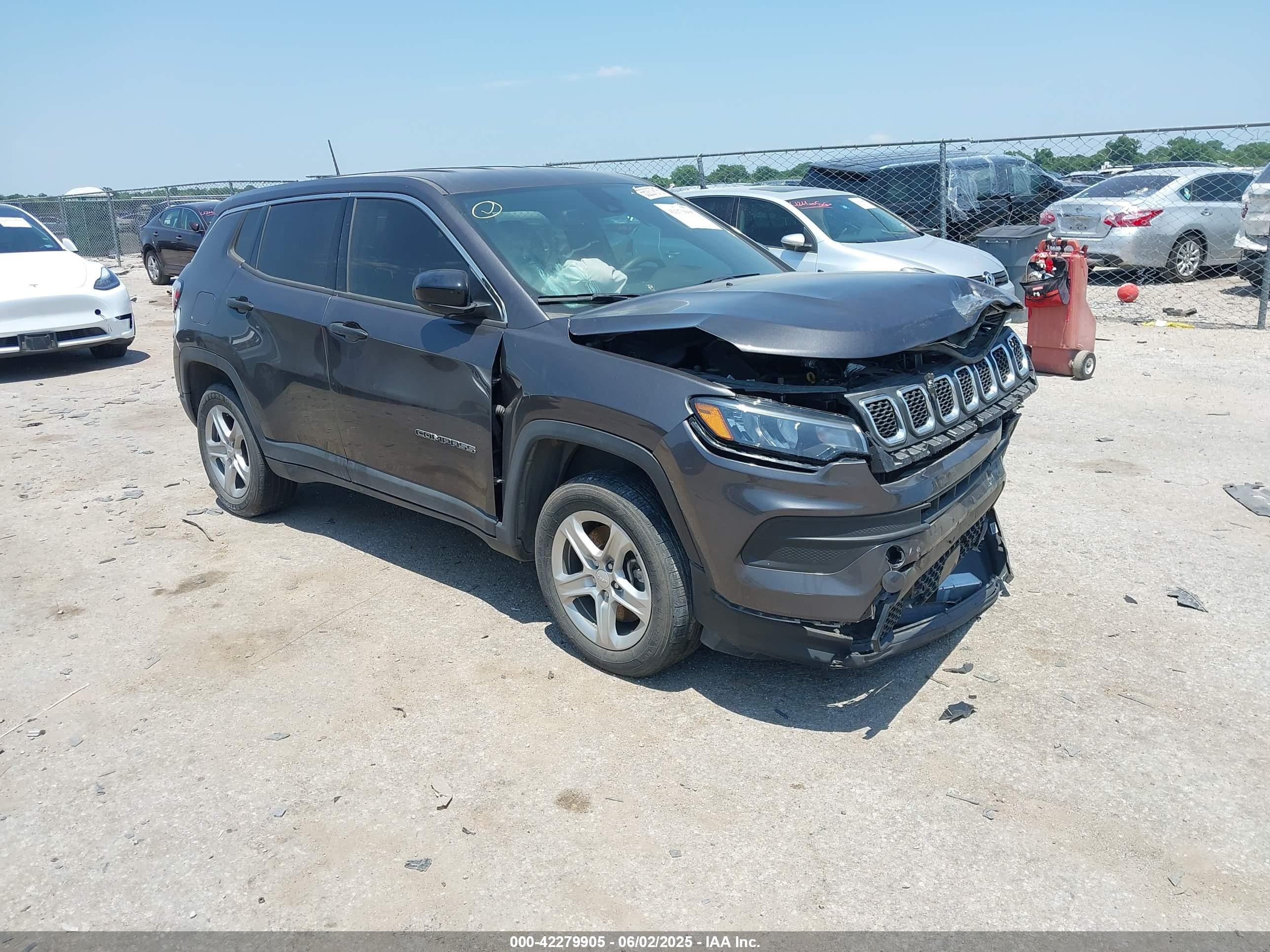 2023 Jeep Compass Sport, VIN 3C4NJDAN3PT515463 — Front end