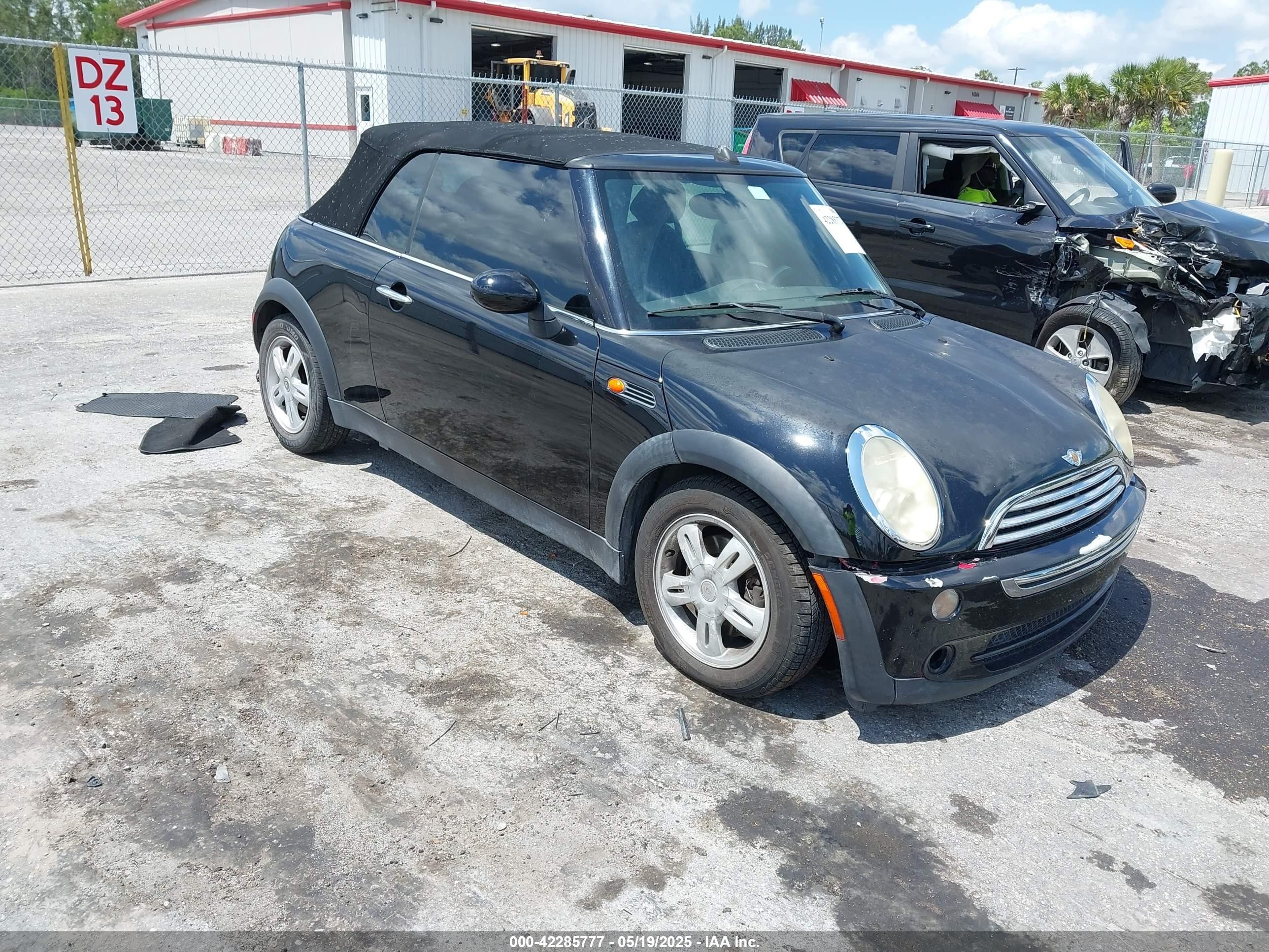 2006 MINI Convertible, VIN WMWRF33566TG15464 — Бок