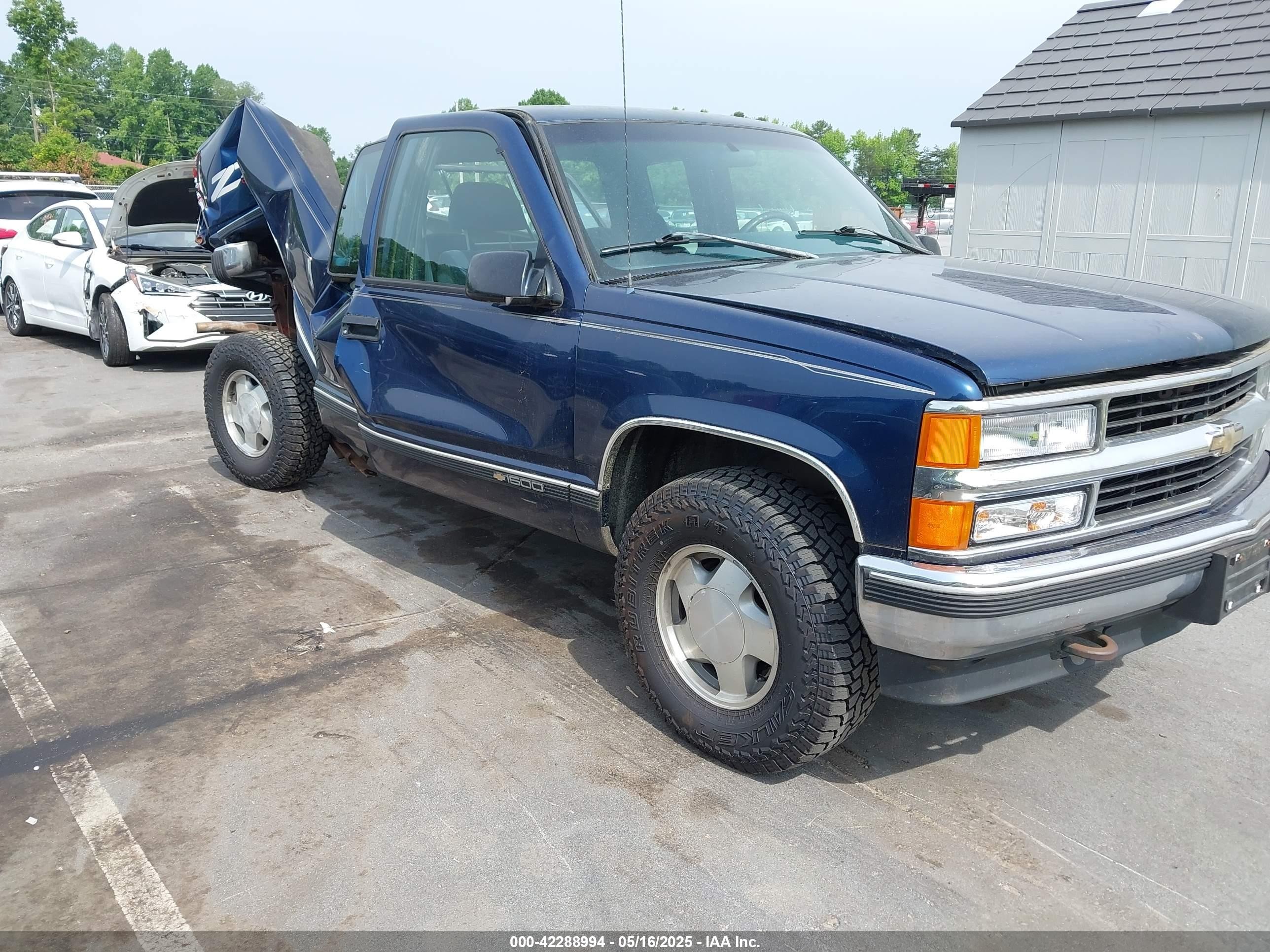 1996 Chevrolet K1500, VIN 2GCEK19W7T1122005 — Rear end