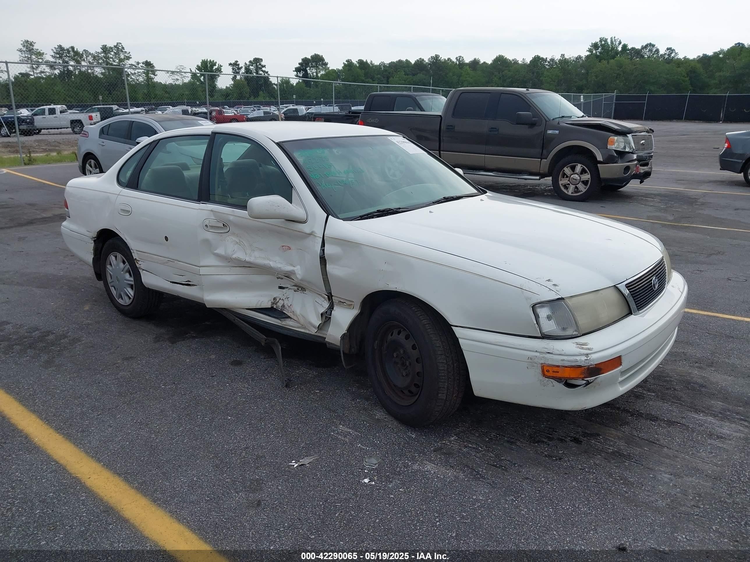 1997 Toyota Avalon XL, VIN 4T1BF12B1VU199728 — Side