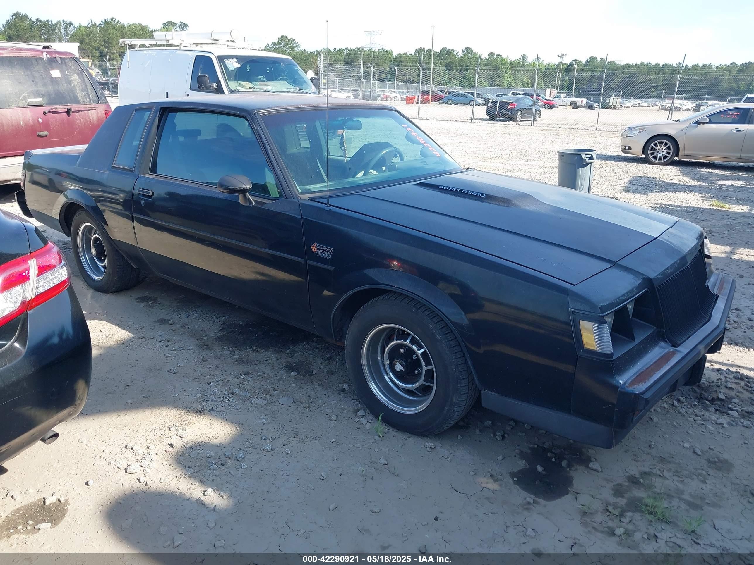 1987 Buick Regal, VIN 1G4GJ1178HP458655 — Зад