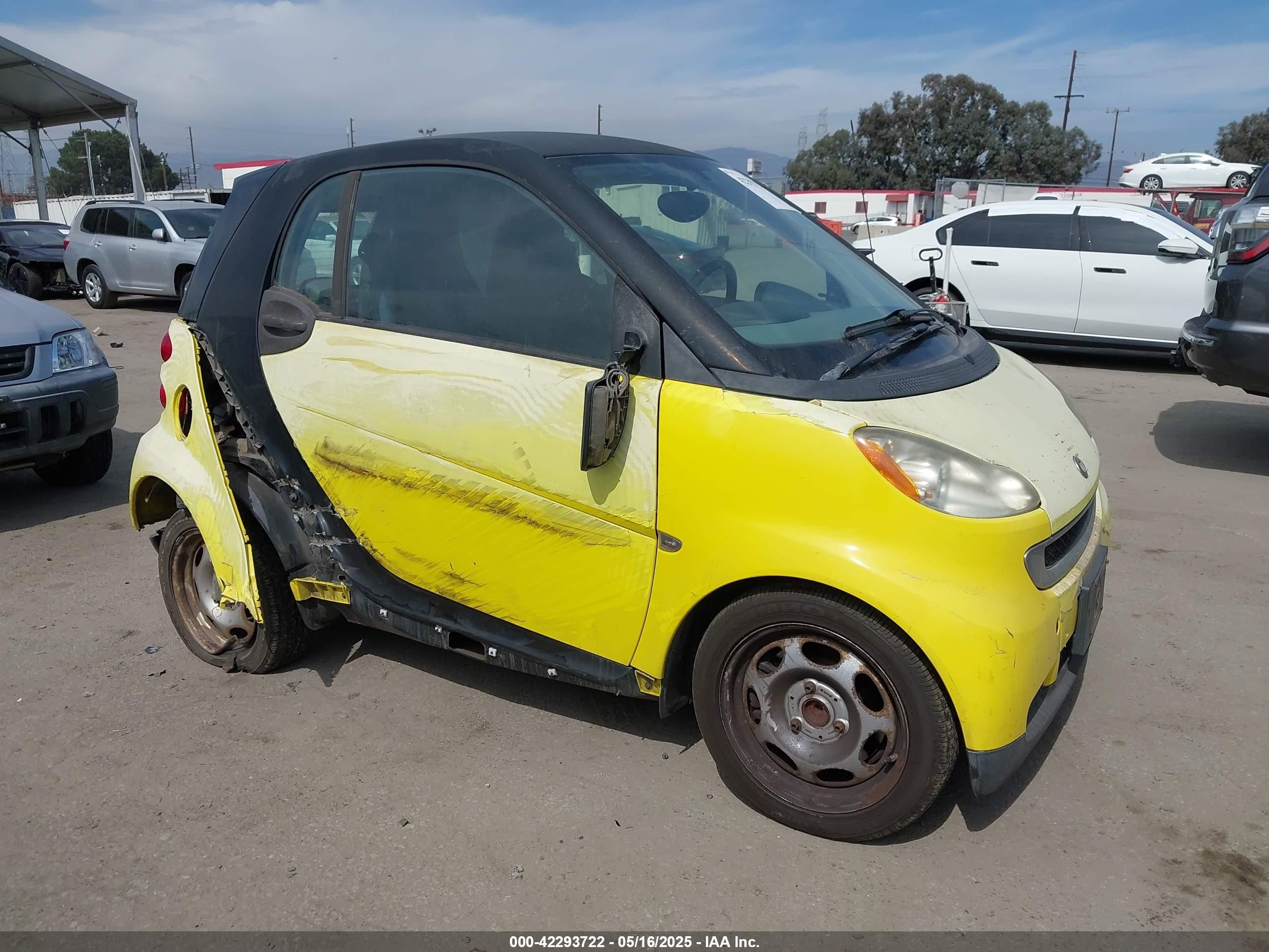 2010 Smart fortwo Pure, VIN WMEEJ3BA2AK365443 — Side