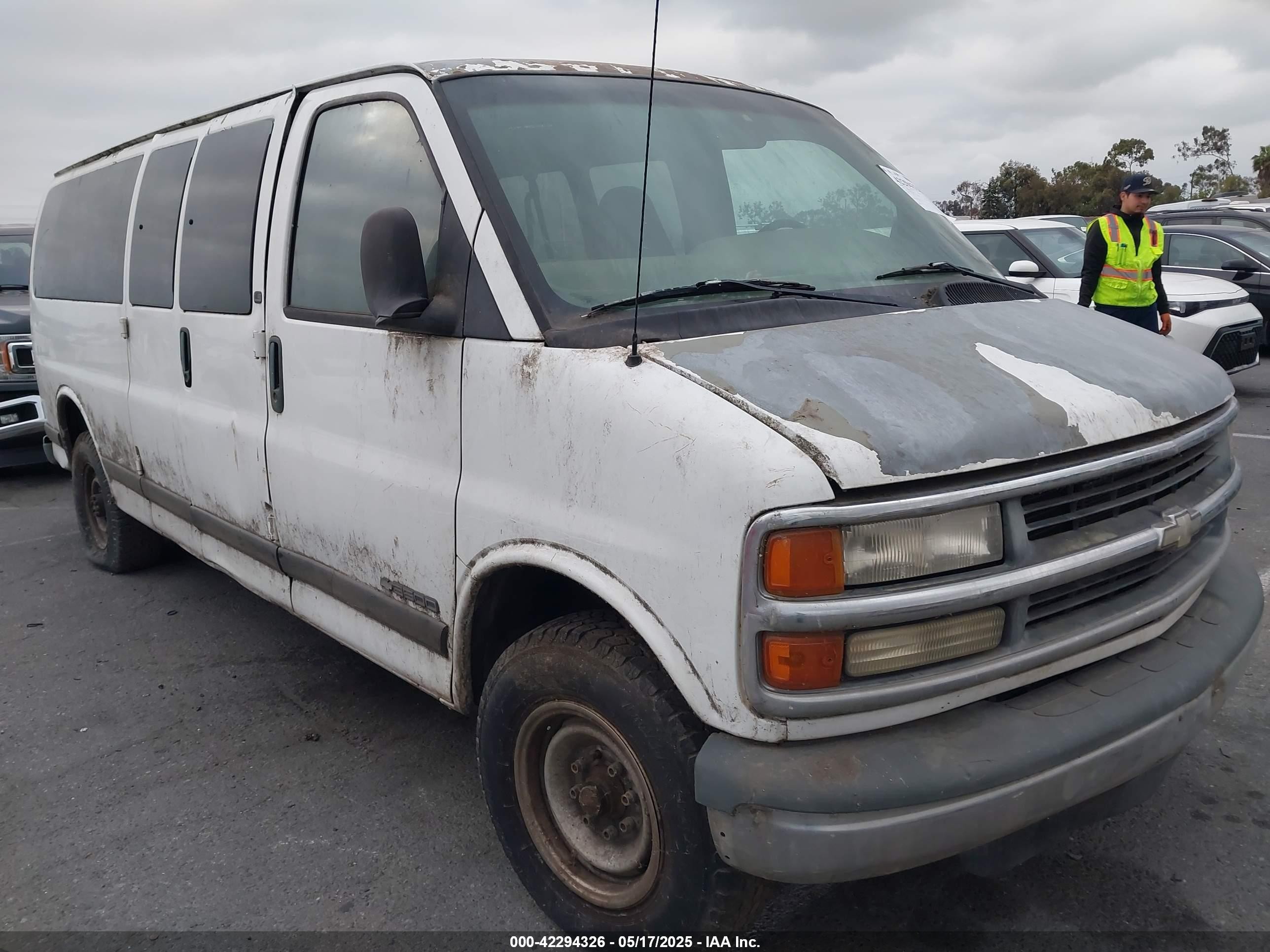 2000 Chevrolet Express, VIN 1GAHG39J4Y1265384 — Rear end