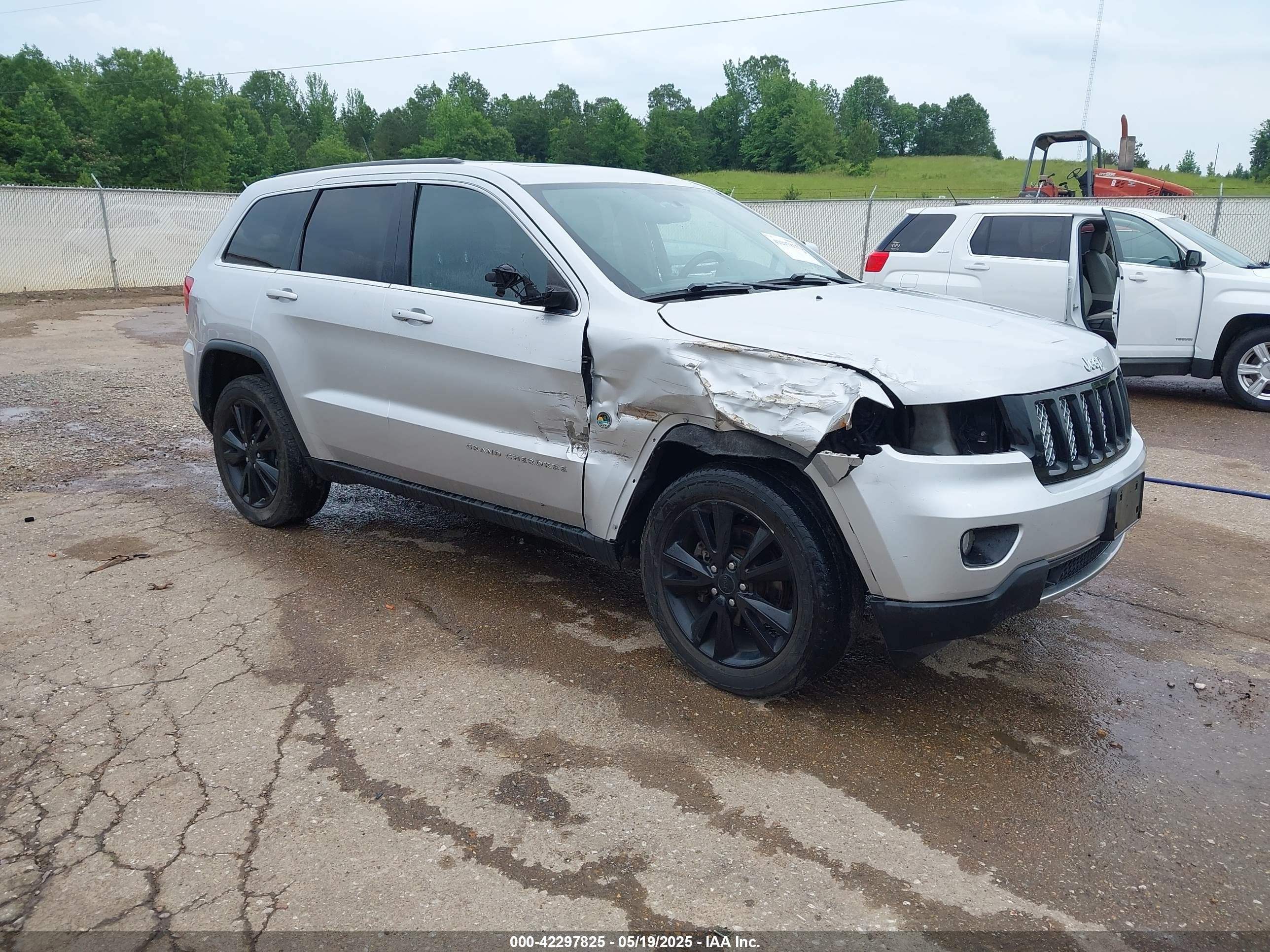 2013 Jeep Grand Cherokee Laredo Altitude, VIN 1C4RJFAT7DC597488 — Side