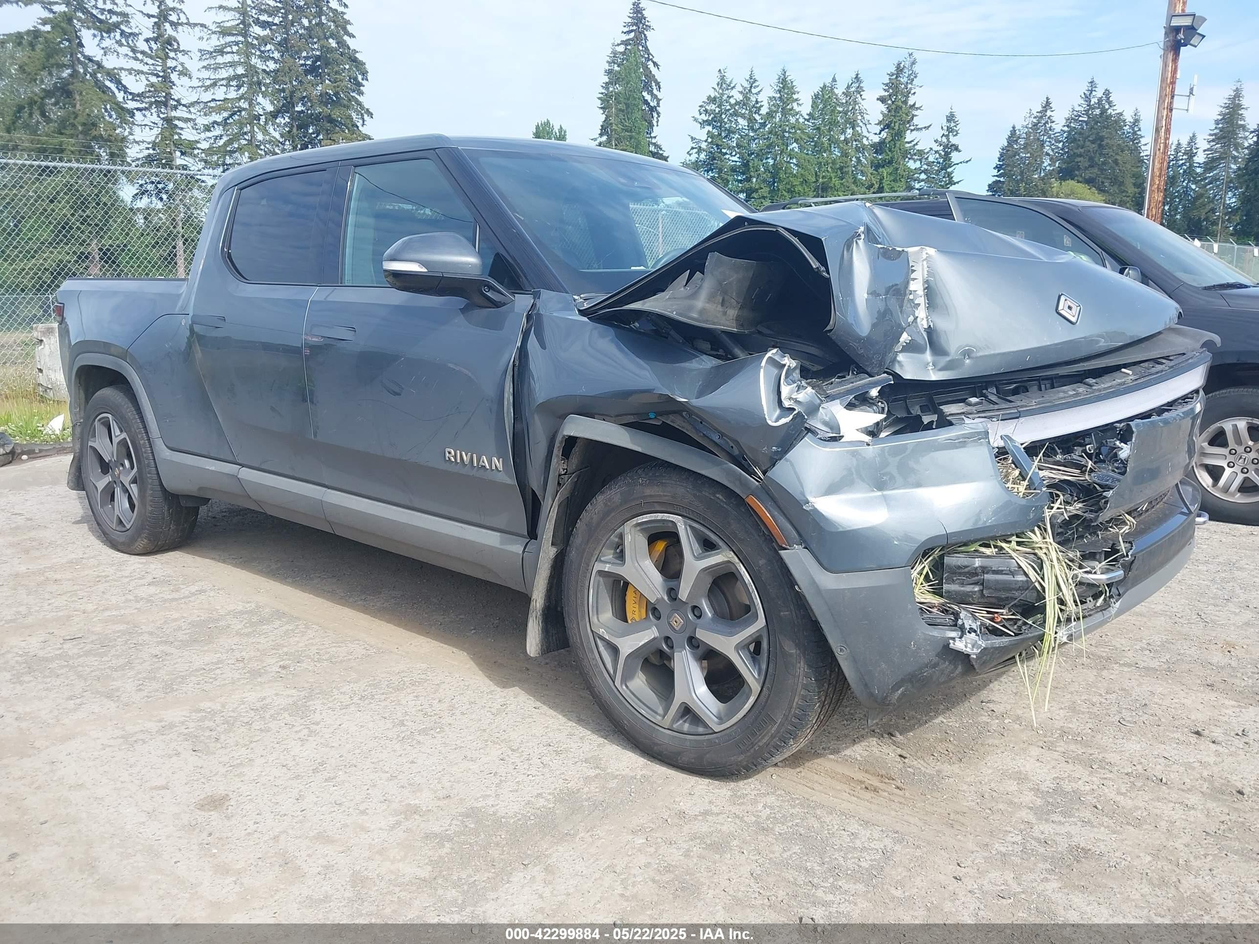 2022 Rivian R1T Adventure, VIN 7FCTGAAA4NN007706 — Front end