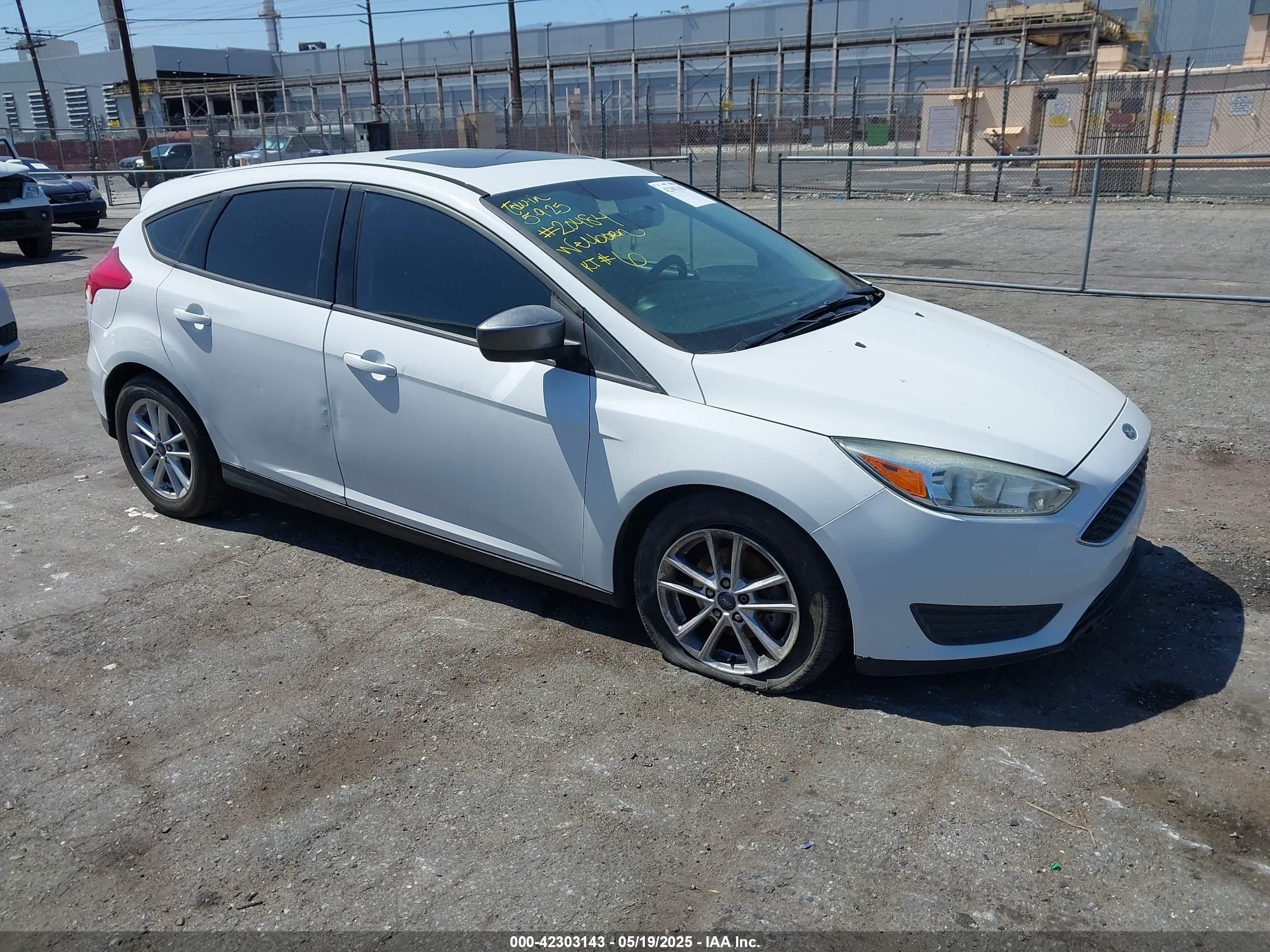 2016 Ford Focus SE, VIN 1FADP3K25GL347996 — Side